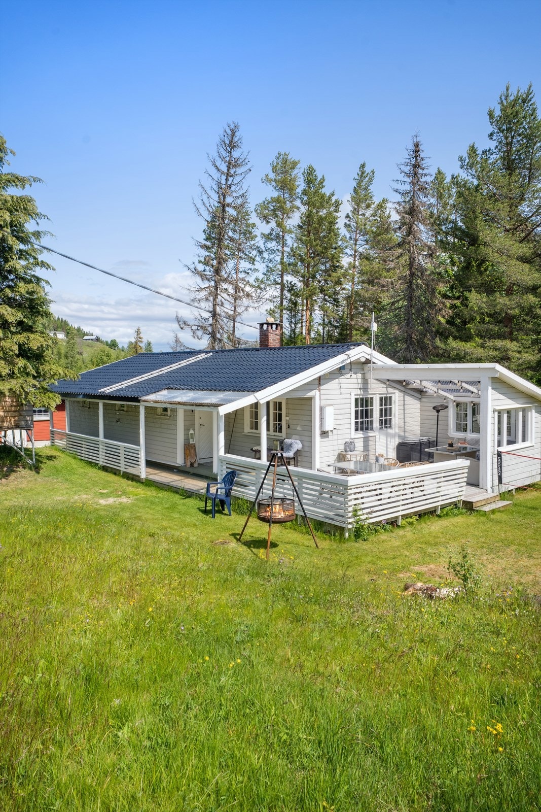 Hytta har overbygget inngangsparti, og en delvis overbygget veranda. Galleribilde