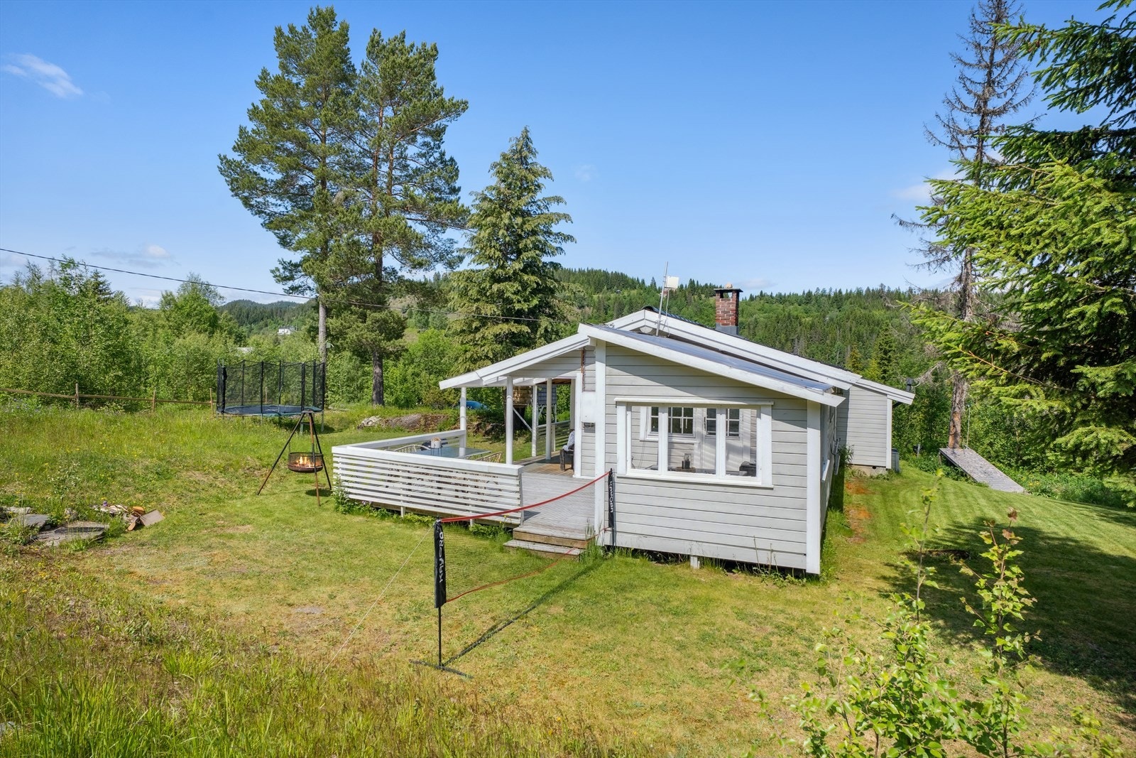 Grønt og fredelig uteområde opparbeidet med plen. Her er det godt med plass til lek og moro. Galleribilde