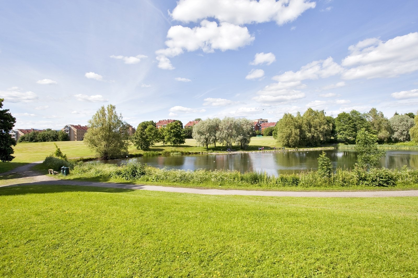 Ca. 500 meter til Valle Hovin med Hovindammen, store grøntarealer og idrettspark. Galleribilde
