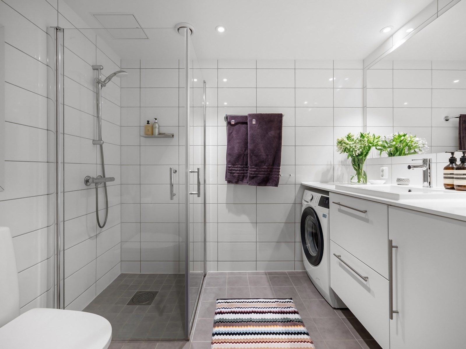 Pent bad fra 2021 med downlights i himling, vannbåren varme i gulv og opplegg for vaskemaskin. Galleribilde