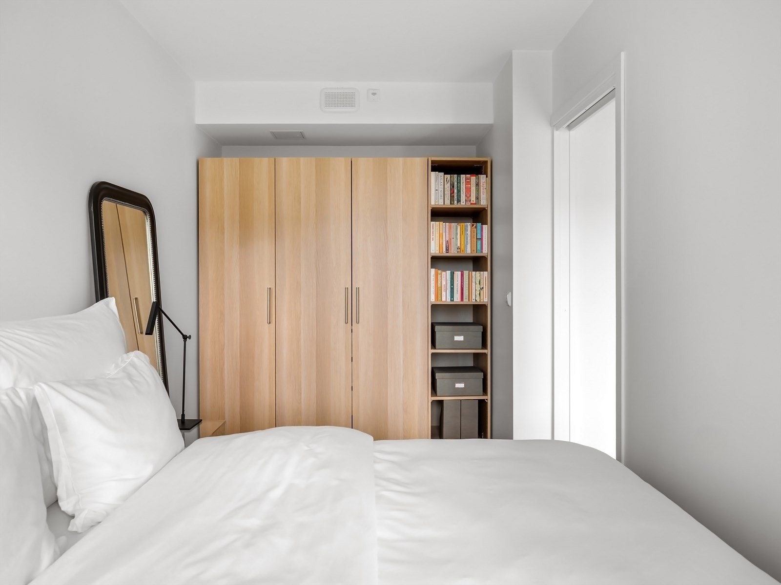 Godt med garderobeplass langs hele den ene siden av rommet. Galleribilde