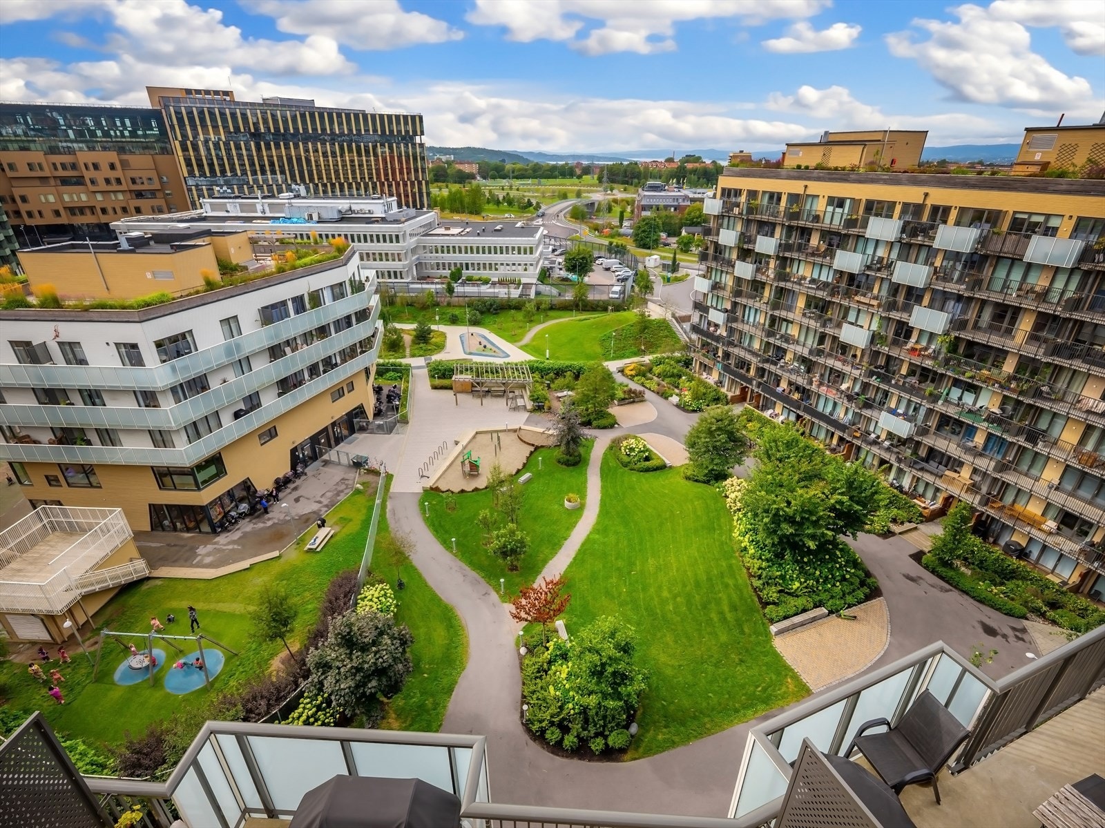 Utsikt til fjorden fra takterrasse. Galleribilde