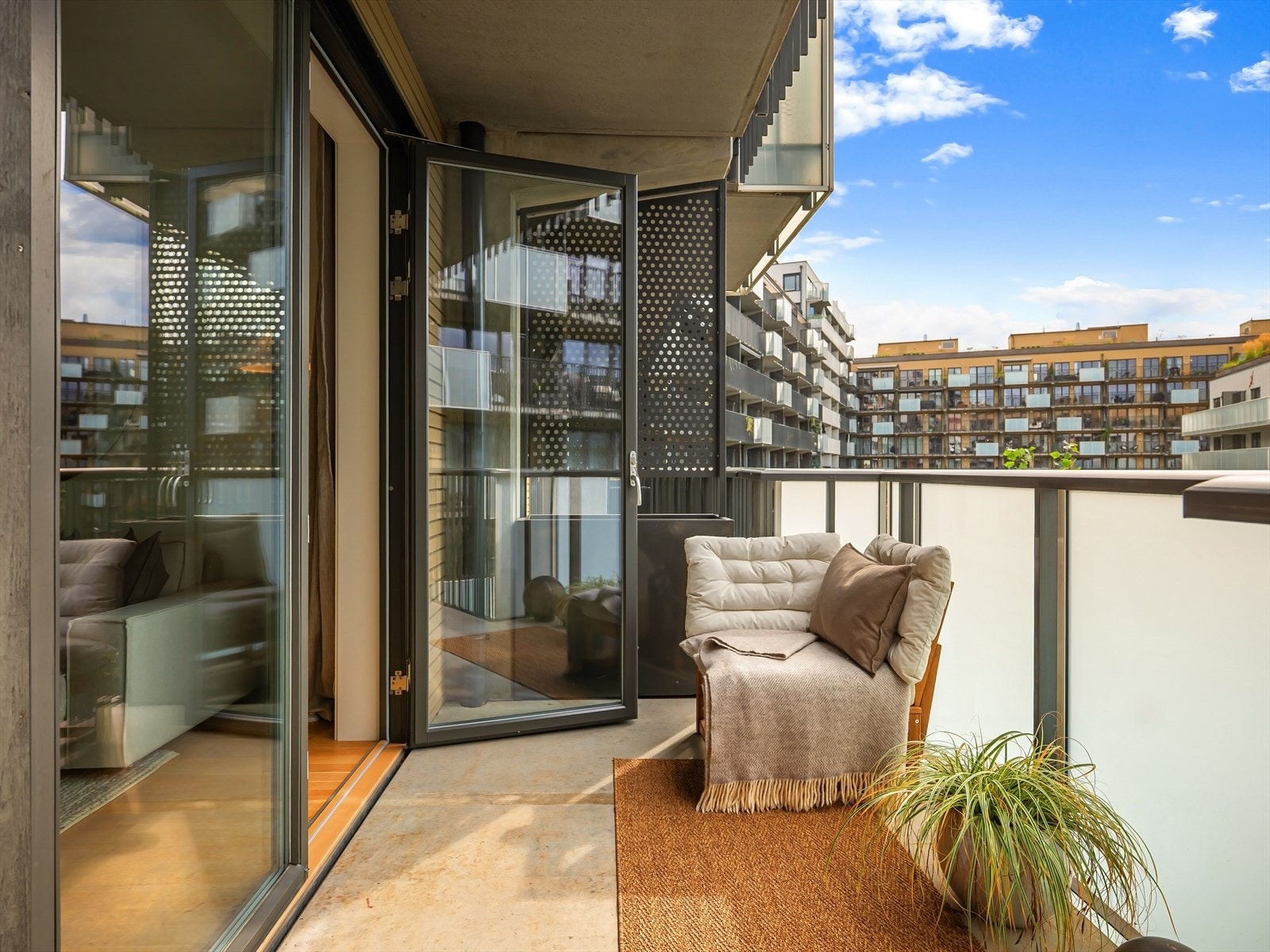 Balkongen er en av de større balkongene i borettslaget og er på hele 9 kvm, samt vender ut mot pene, frodige uteareal. Galleribilde