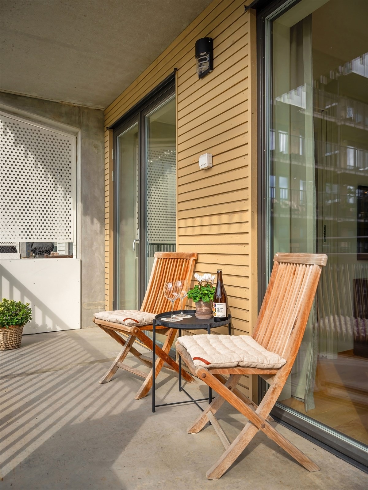 Utgang til balkong både fra stue og soverom. Utstyrt med utebelysning og stikkontakter. Galleribilde