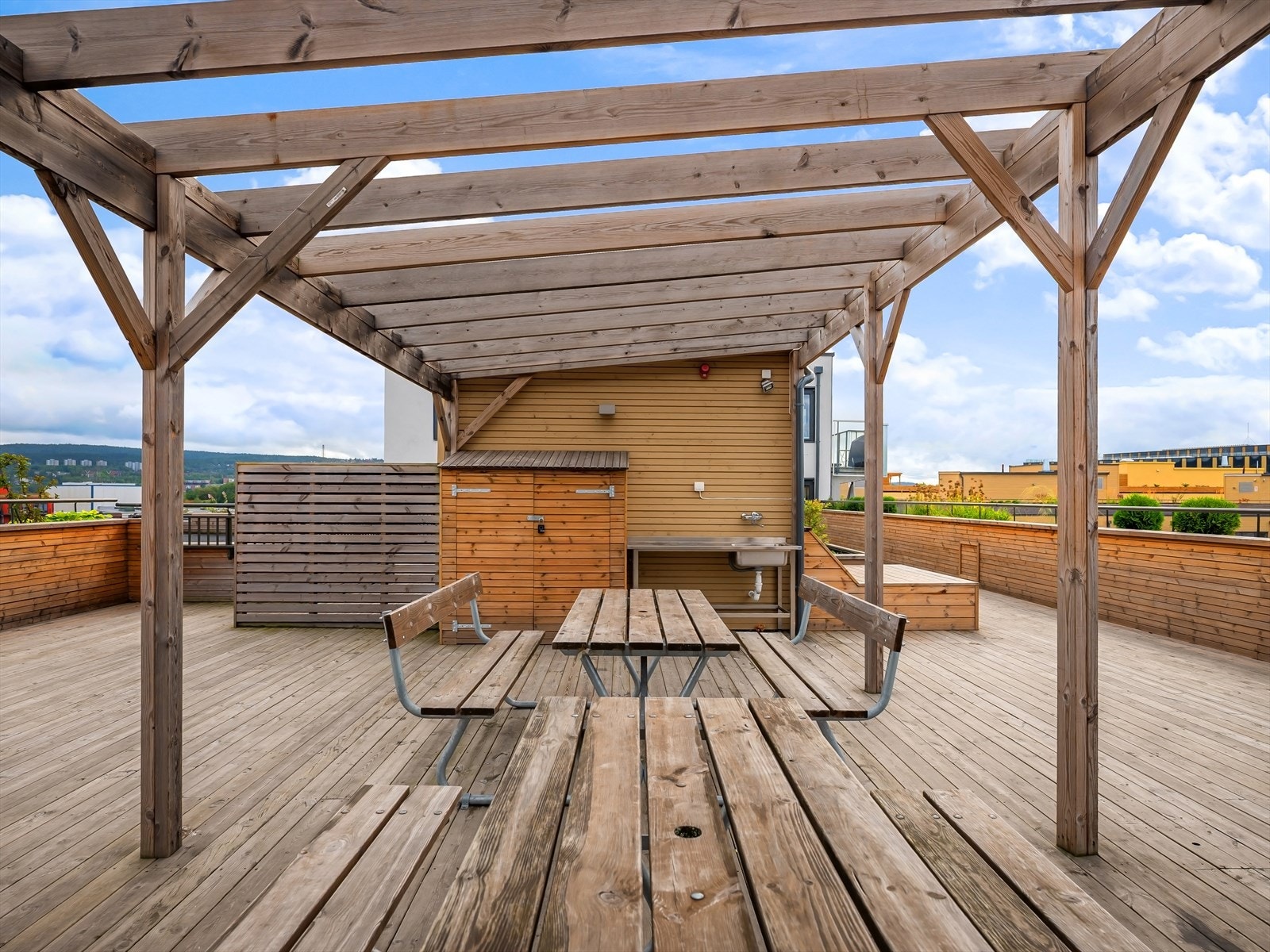 Godt med sittegrupper og store arealer å boltre seg på. Galleribilde