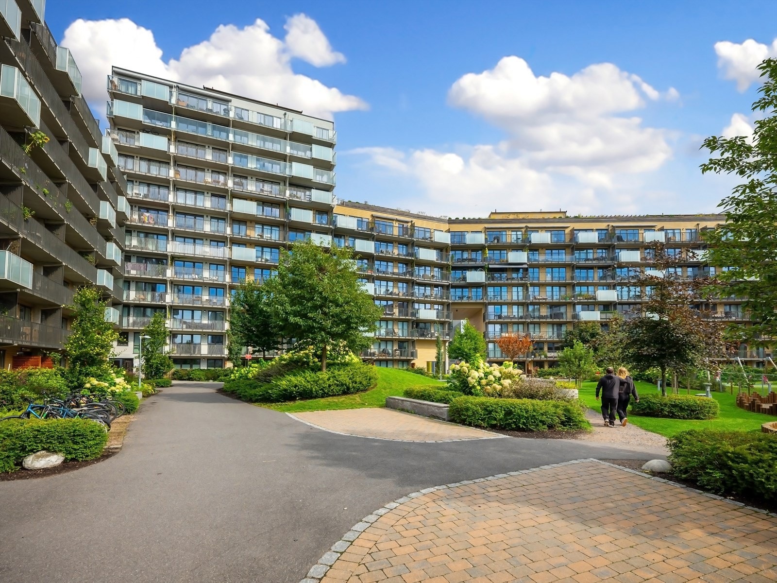 Pene fellesarealer med brede gangstier, sykkelparkering, lekeplasser, sittegrupper. Galleribilde