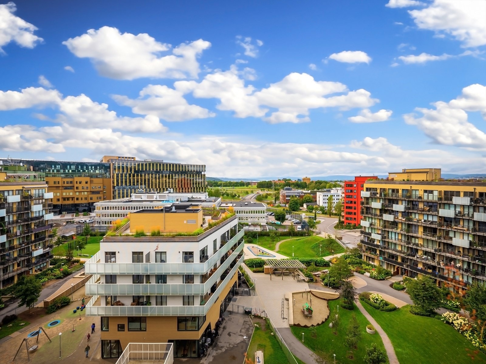 Her bor du i et rolig nabolag med gode kollektivtilbud, flotte rekreasjonsmuligheter og enkel tilgang dagligvare. Galleribilde