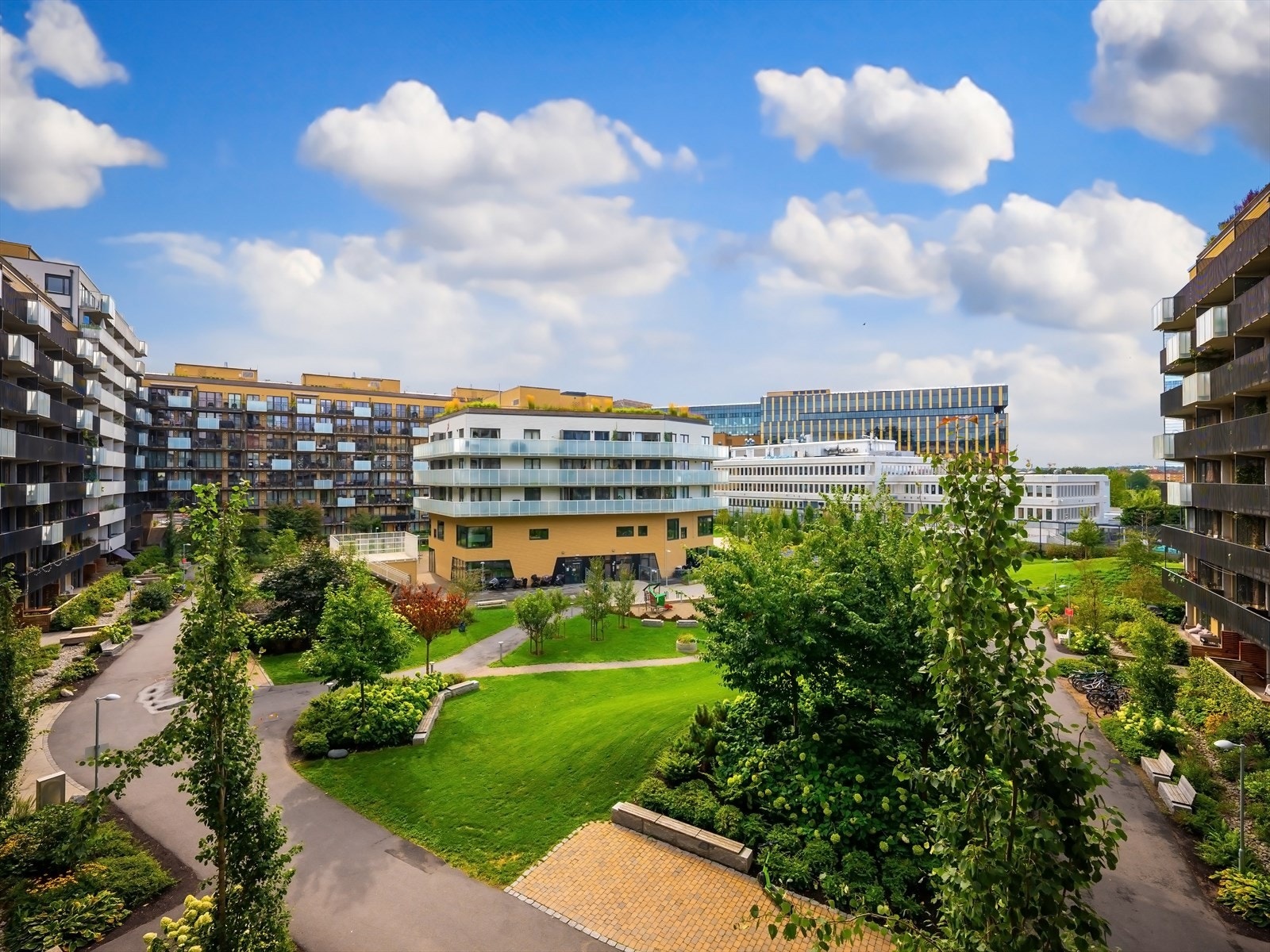 Rett ut mot parkanlegget med fine plenarealer, beplantning, sittegrupper og belyste gangstier. Galleribilde