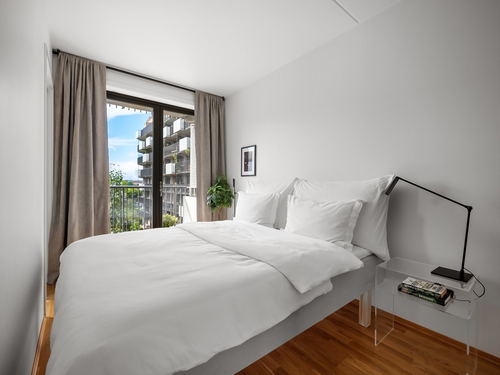 Soverommet har plass til stor dobbeltseng og garderobe. Praktisk inngang til rommet på hver side av sengen. Galleribilde