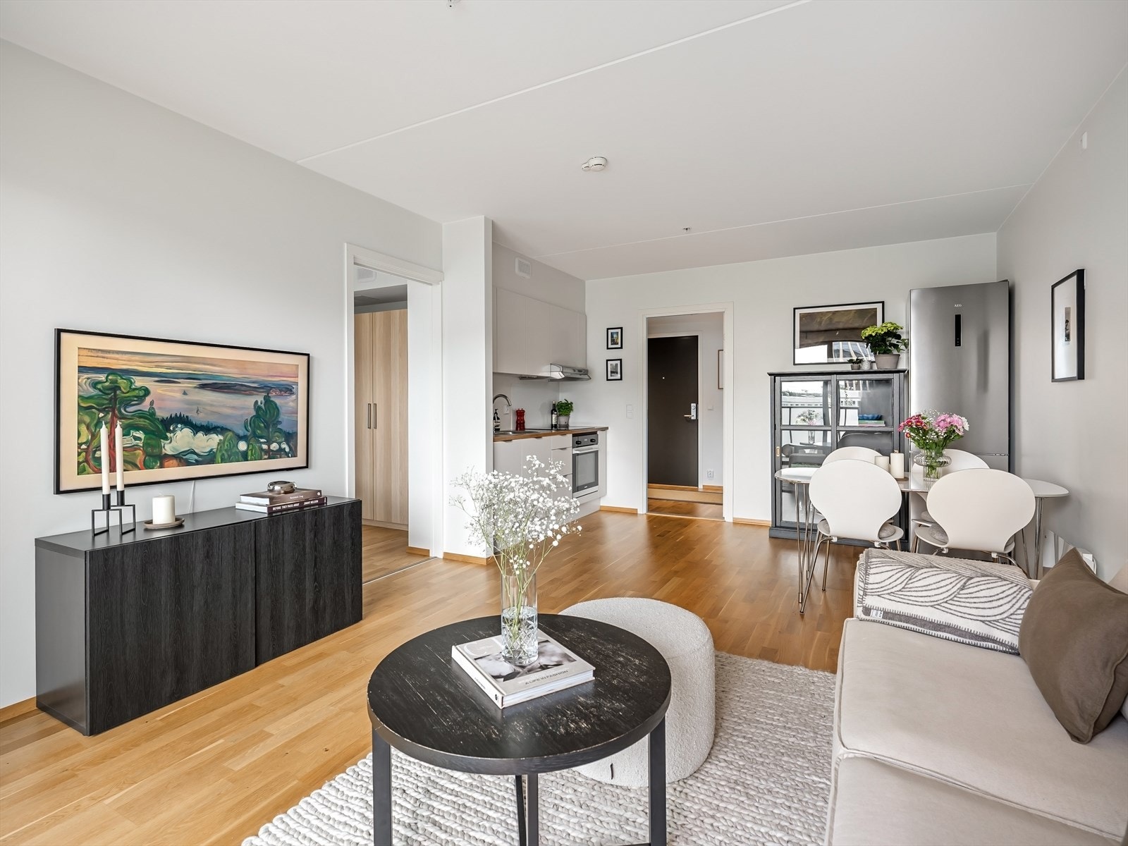 Åpen løsning mot kjøkken, og med god plass for både sofagruppe og spisebord. Galleribilde