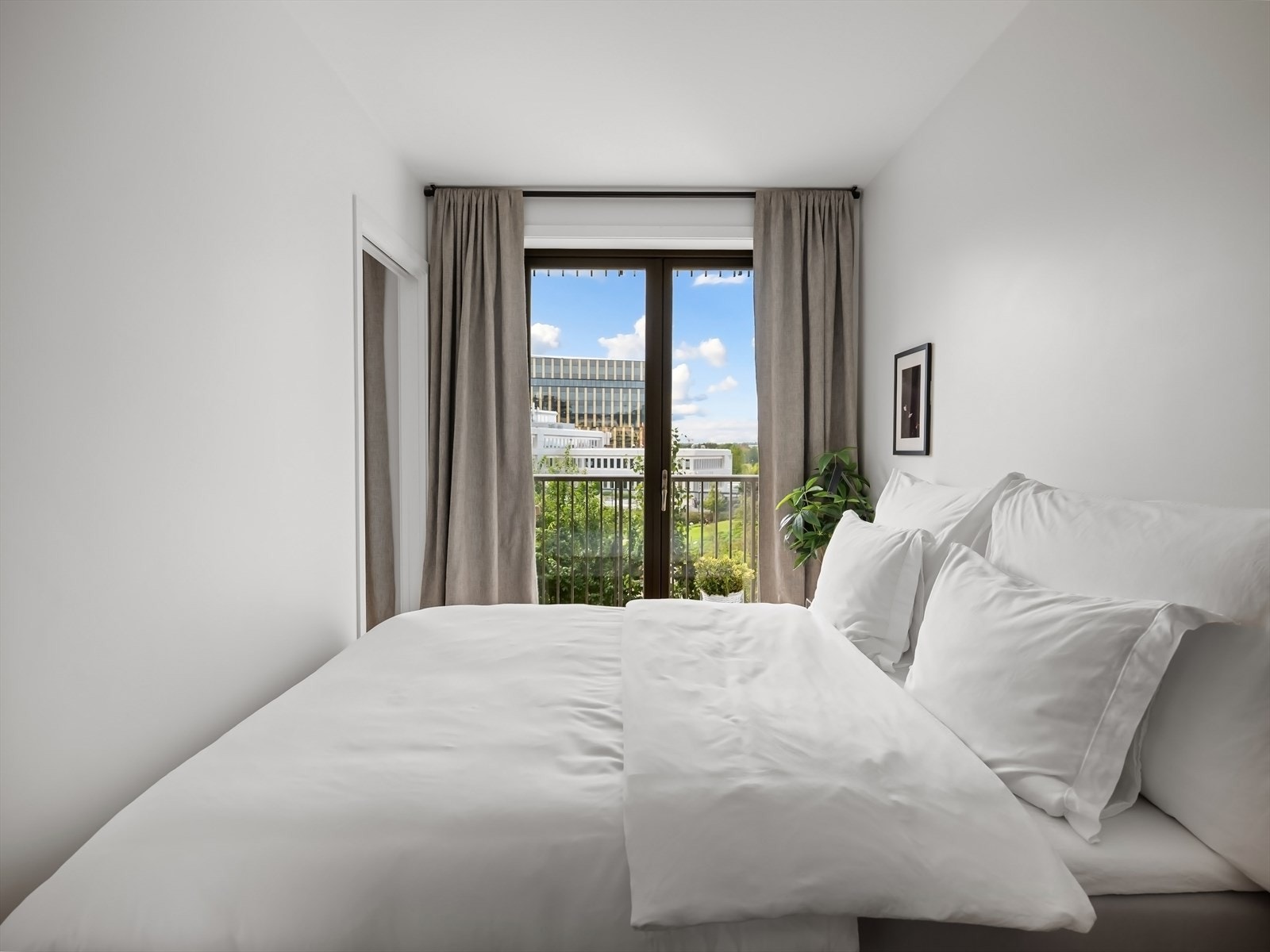 Hyggelig utsikt over den frodige bakgården. Usjenert med god avstand mellom byggene. Galleribilde