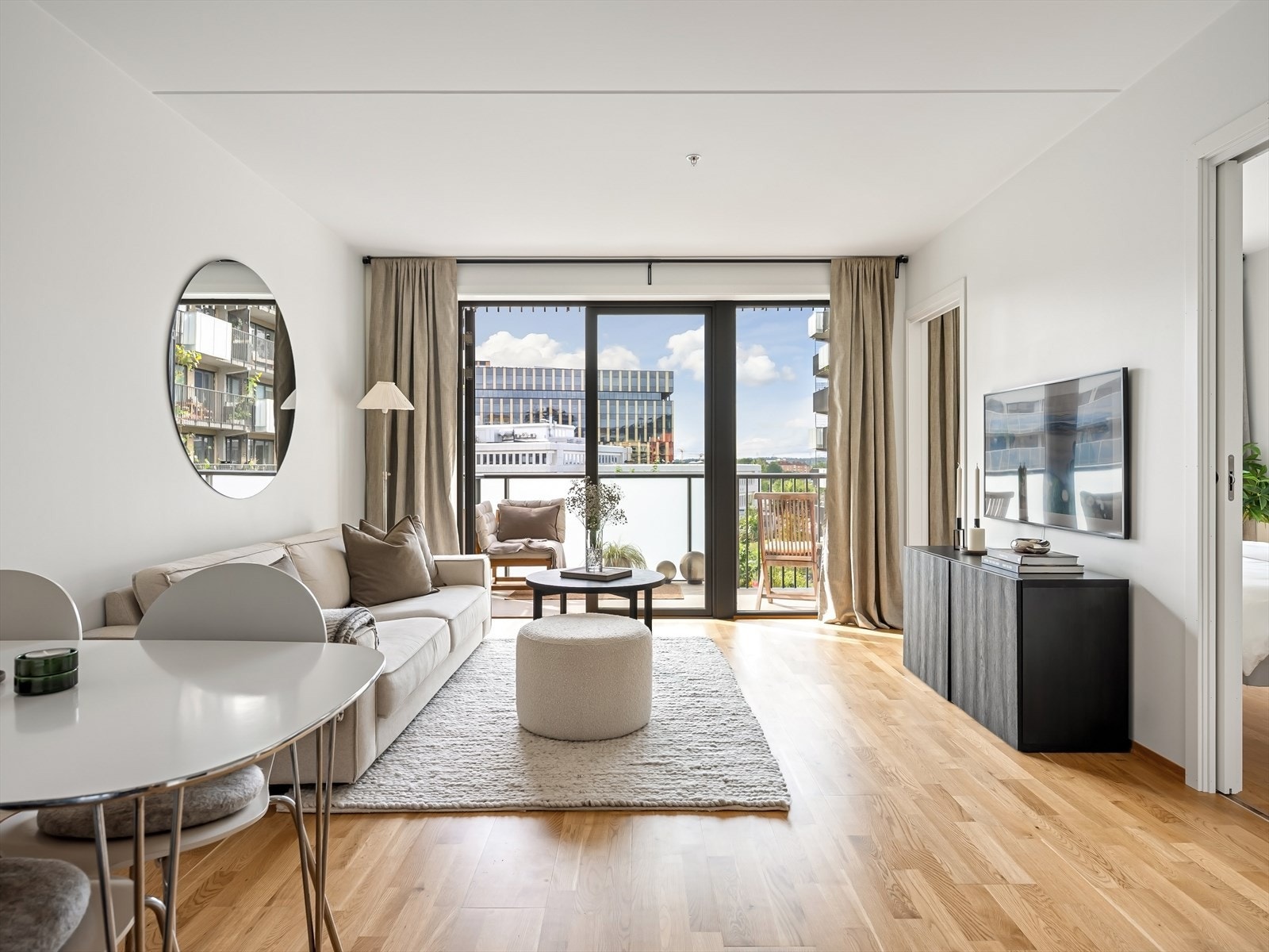 Leiligheten ligger høyt og fritt i 4. etasje med fin utsikt over grønne parkarealer og nærområdet. Galleribilde