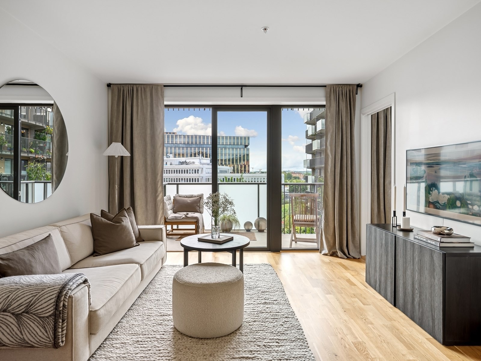 Stuen har lyse overflater og parkett på gulv. Flotte vindusflater som strekker seg fra gulv til tak. Galleribilde