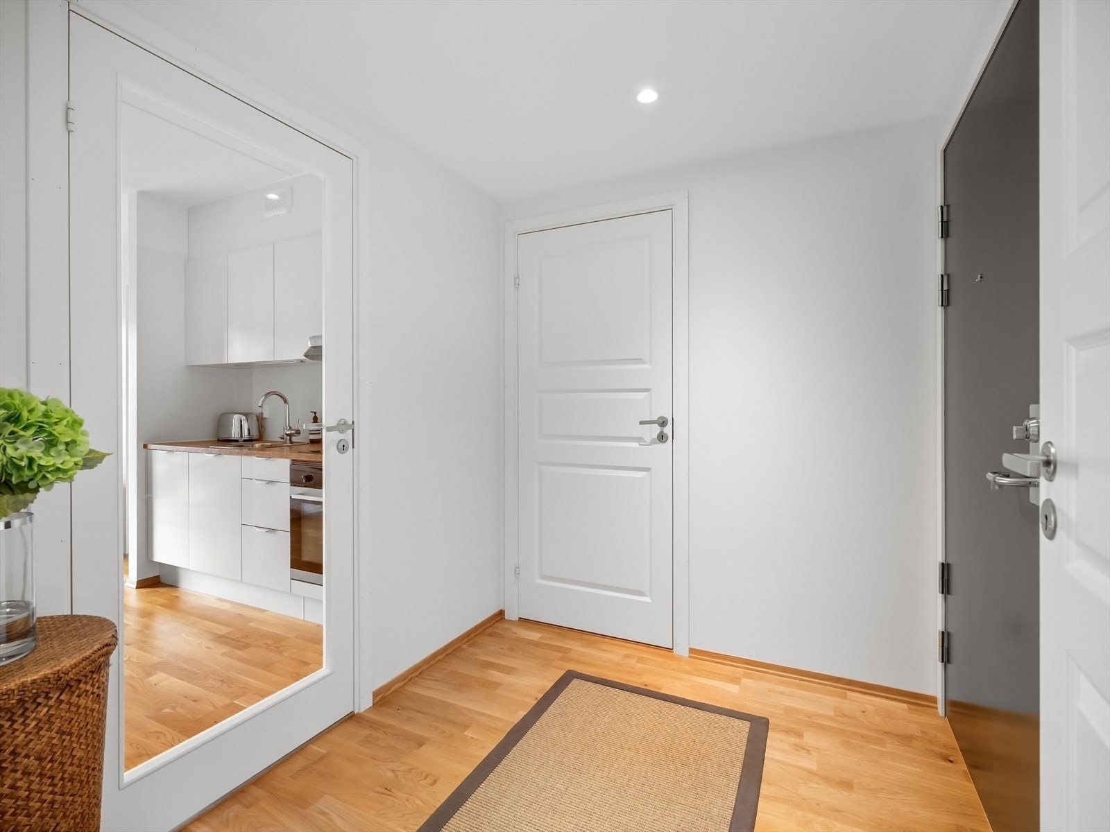 Entré er utstyrt med video-dørcalling. Plass til klesoppheng og skoskap. Galleribilde