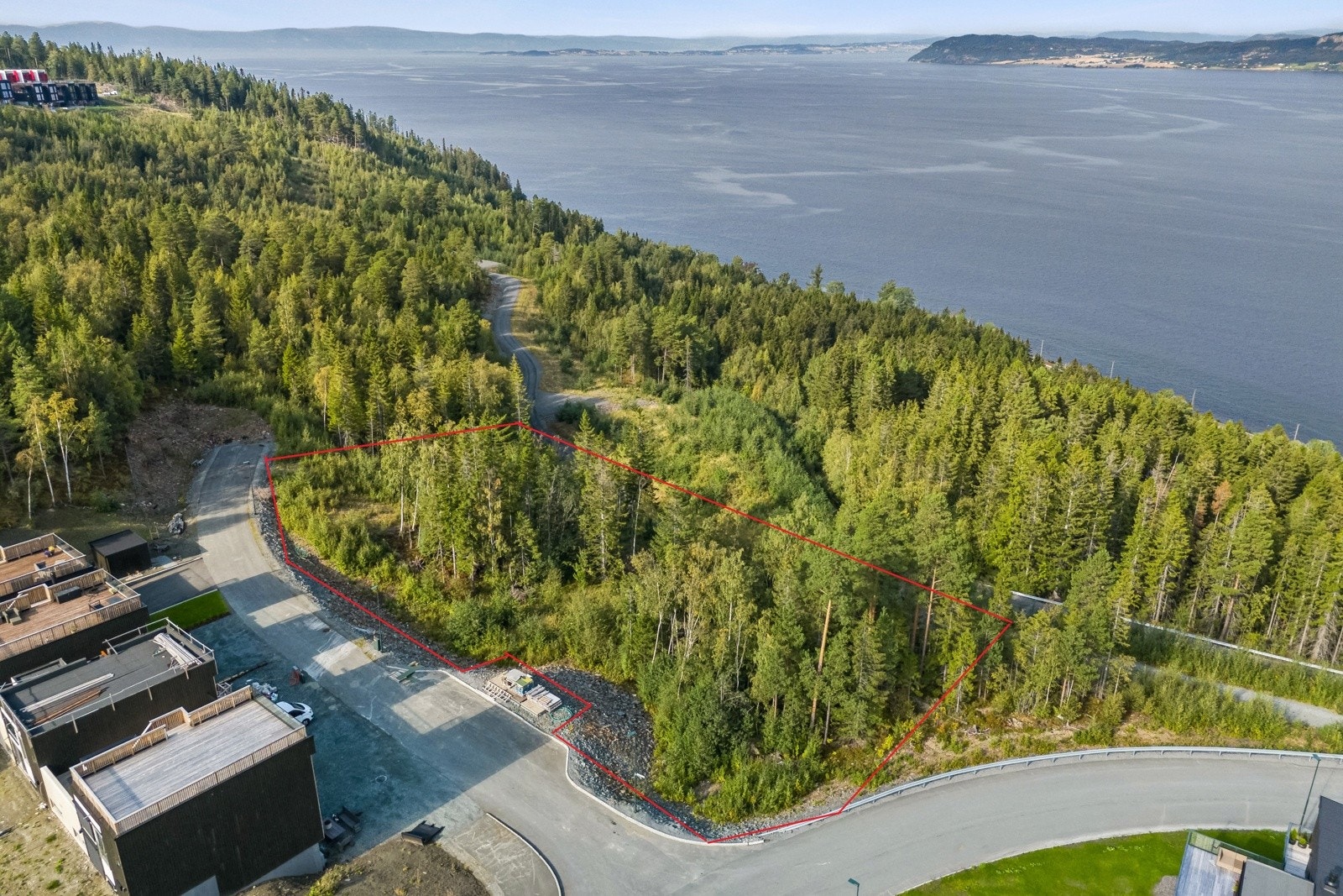 Vi ønsker utbyggere velkommen til tomtevisning av en romslig tomt regulert for 8 rekkehus eller 6 eneboliger i kjede i det nye boligfeltet på Sveberg. Området er et svært attraktivt boligalternativ for barnefamilier. Tomtegrense er tegnet inn av megler og Galleribilde