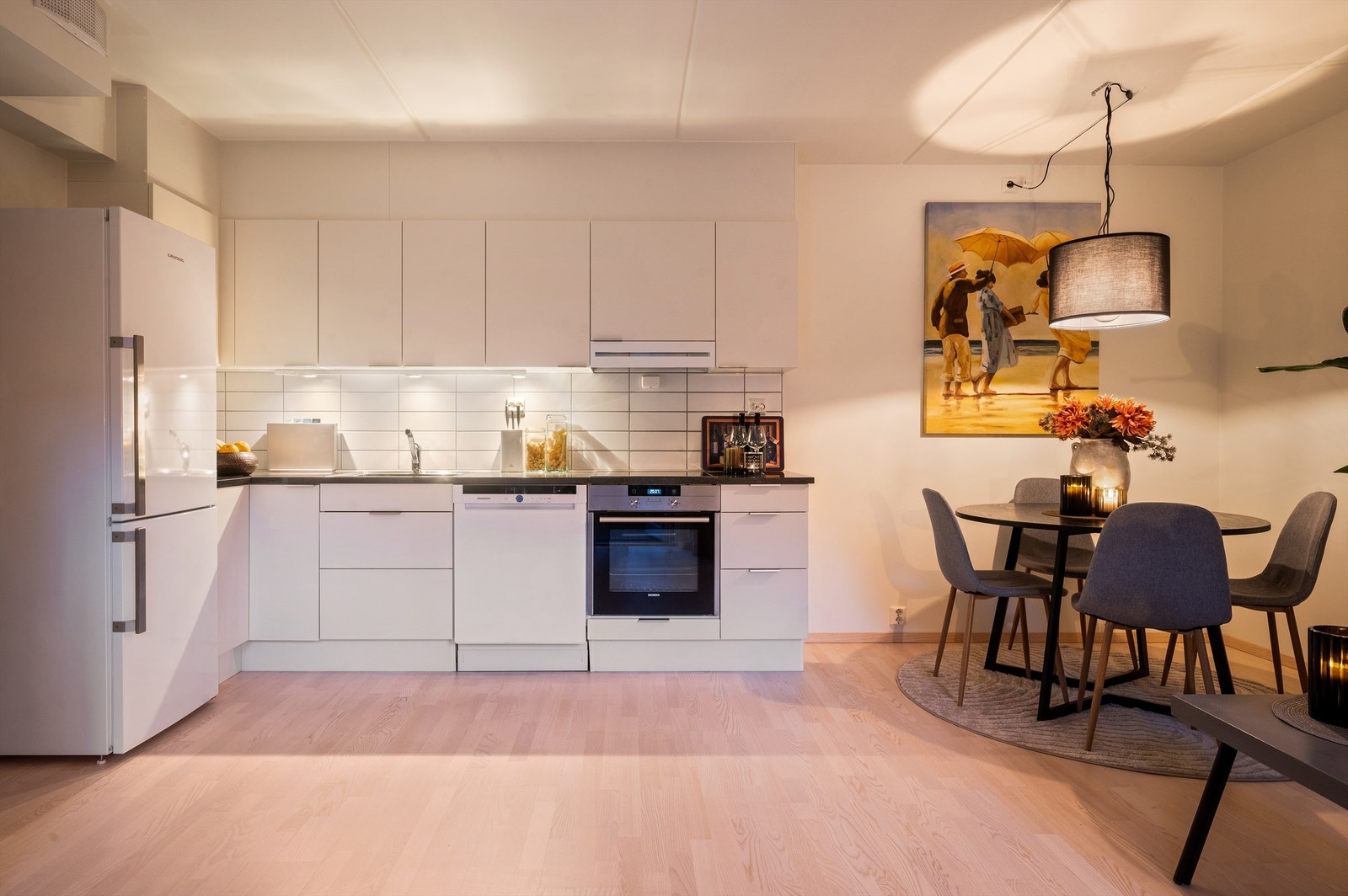 Det er en naturlig og fin plass for å innrede med et spisebord. Galleribilde