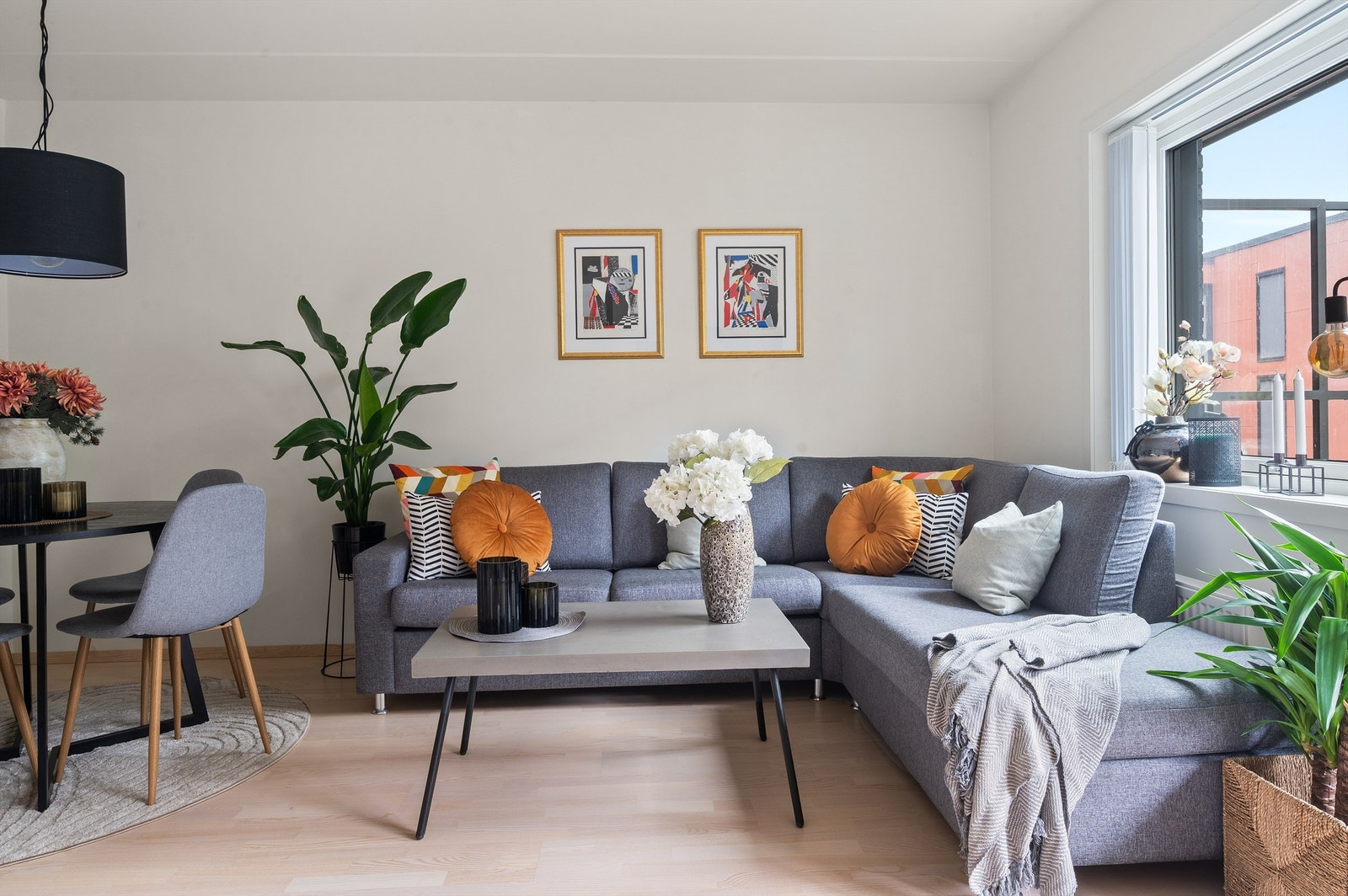 Stuen gode muligheter for å innrede med en sofagruppe med tilhørende stuemøblement etter behov. Galleribilde