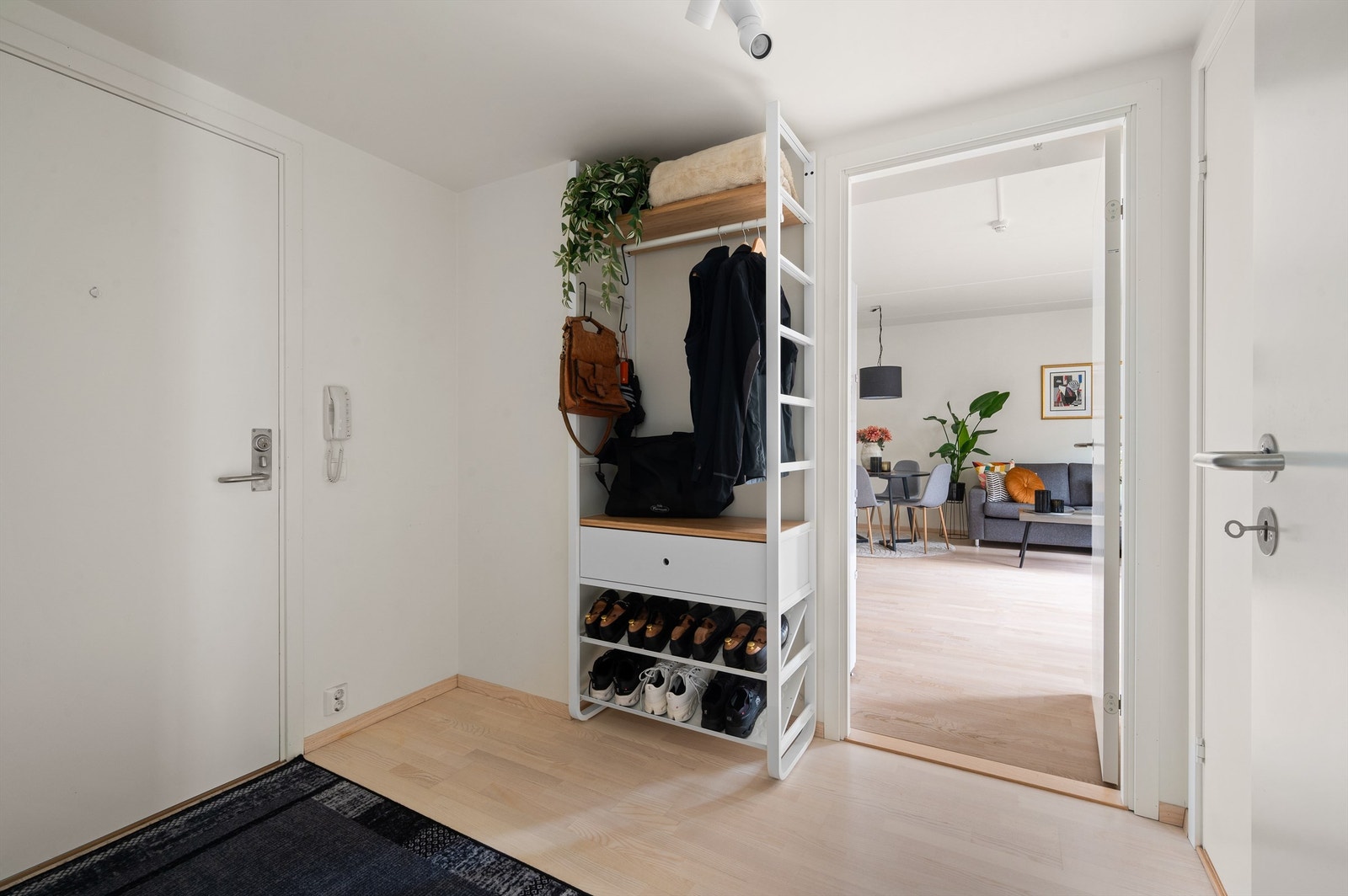 Her er det god plass til å henge fra seg yttertøyet og sette fra seg sko. Galleribilde