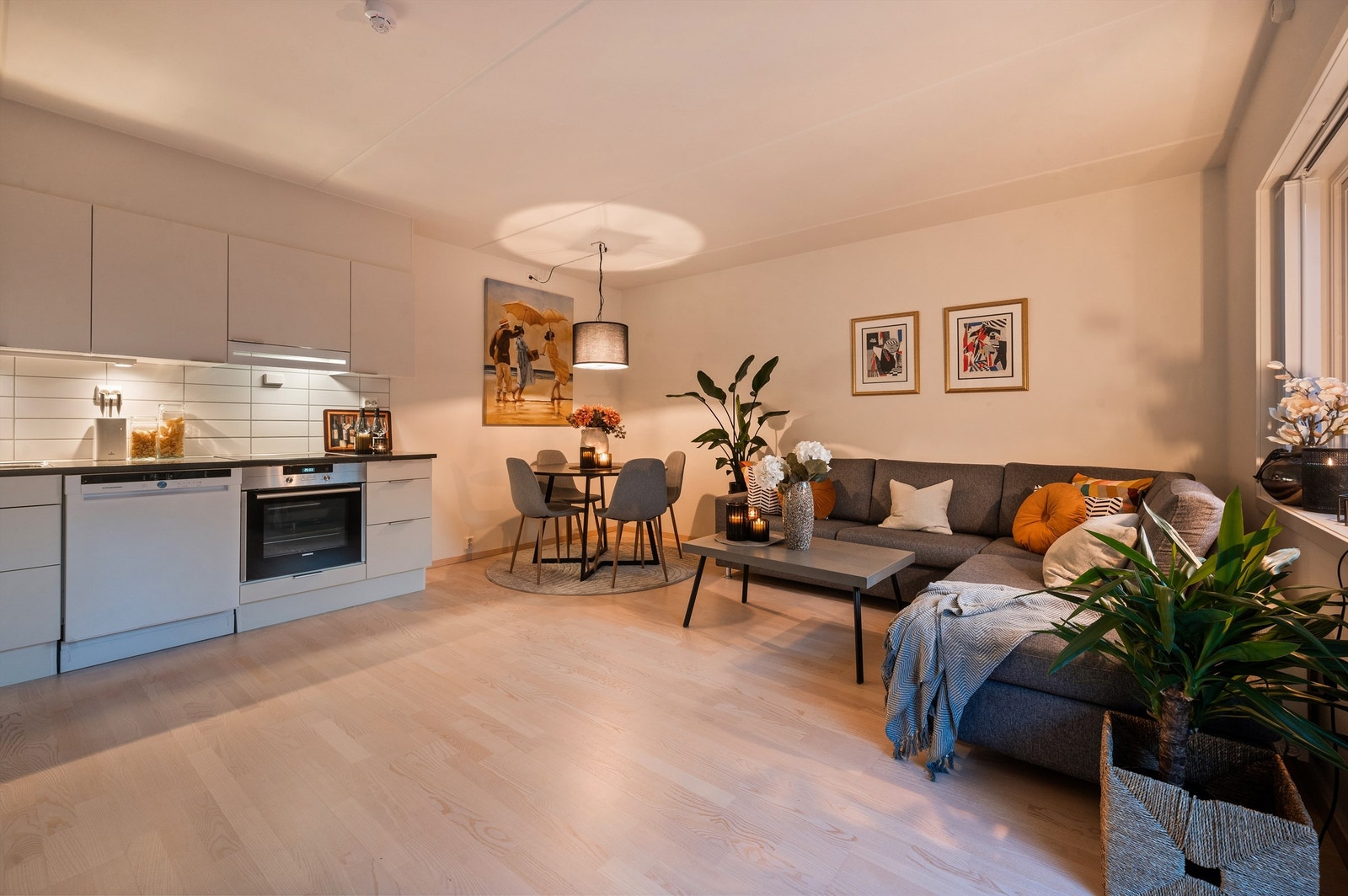 Kjøkkenet er holdt i en sosial, åpen løsning mot stuen der du har god kommunikasjon med gjestene mens middagen lages. Galleribilde