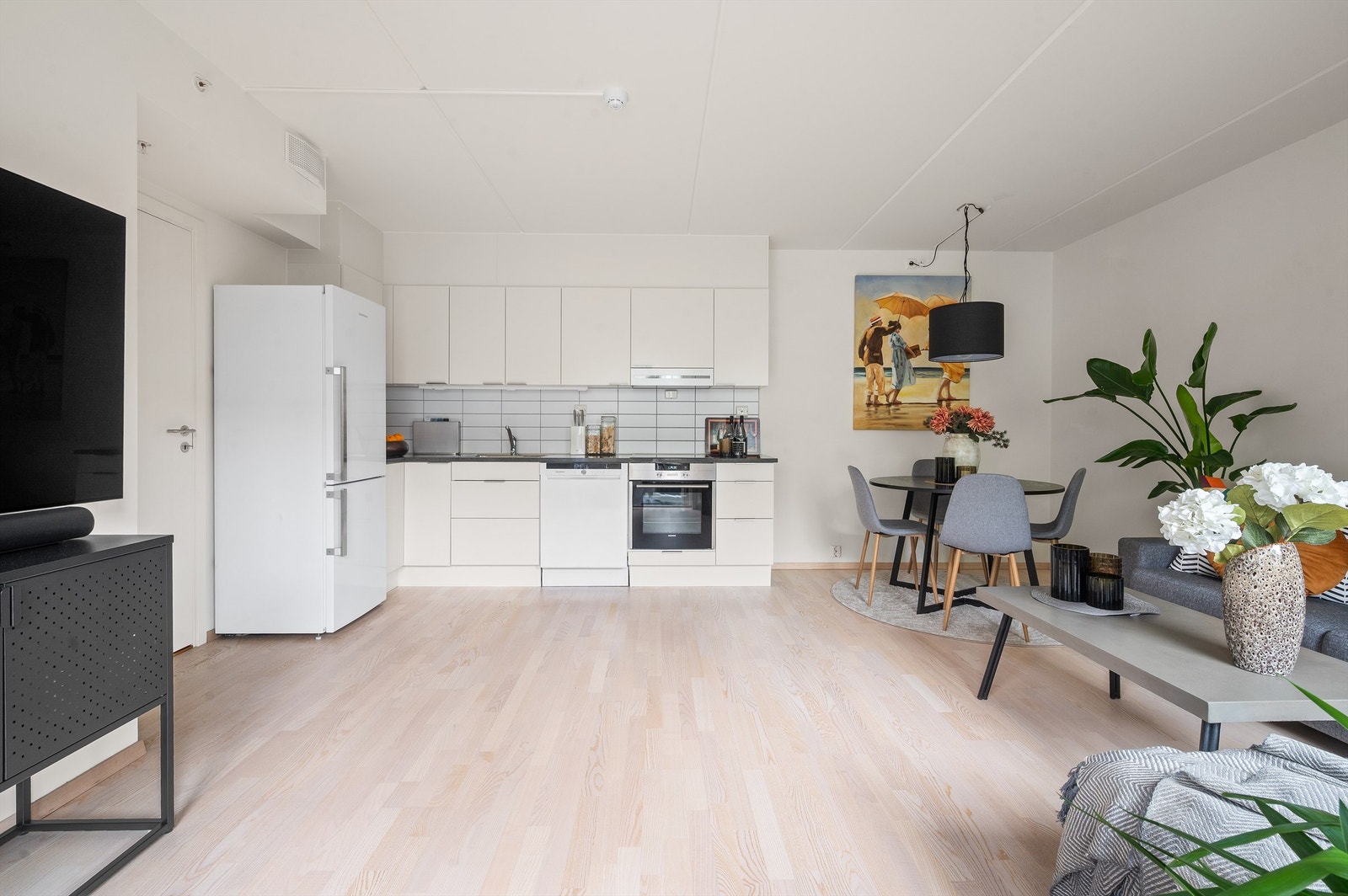 Moderne og funksjonelt kjøkken. Det er rikelig med oppbevaringsplass i både skuffer og skap. Galleribilde