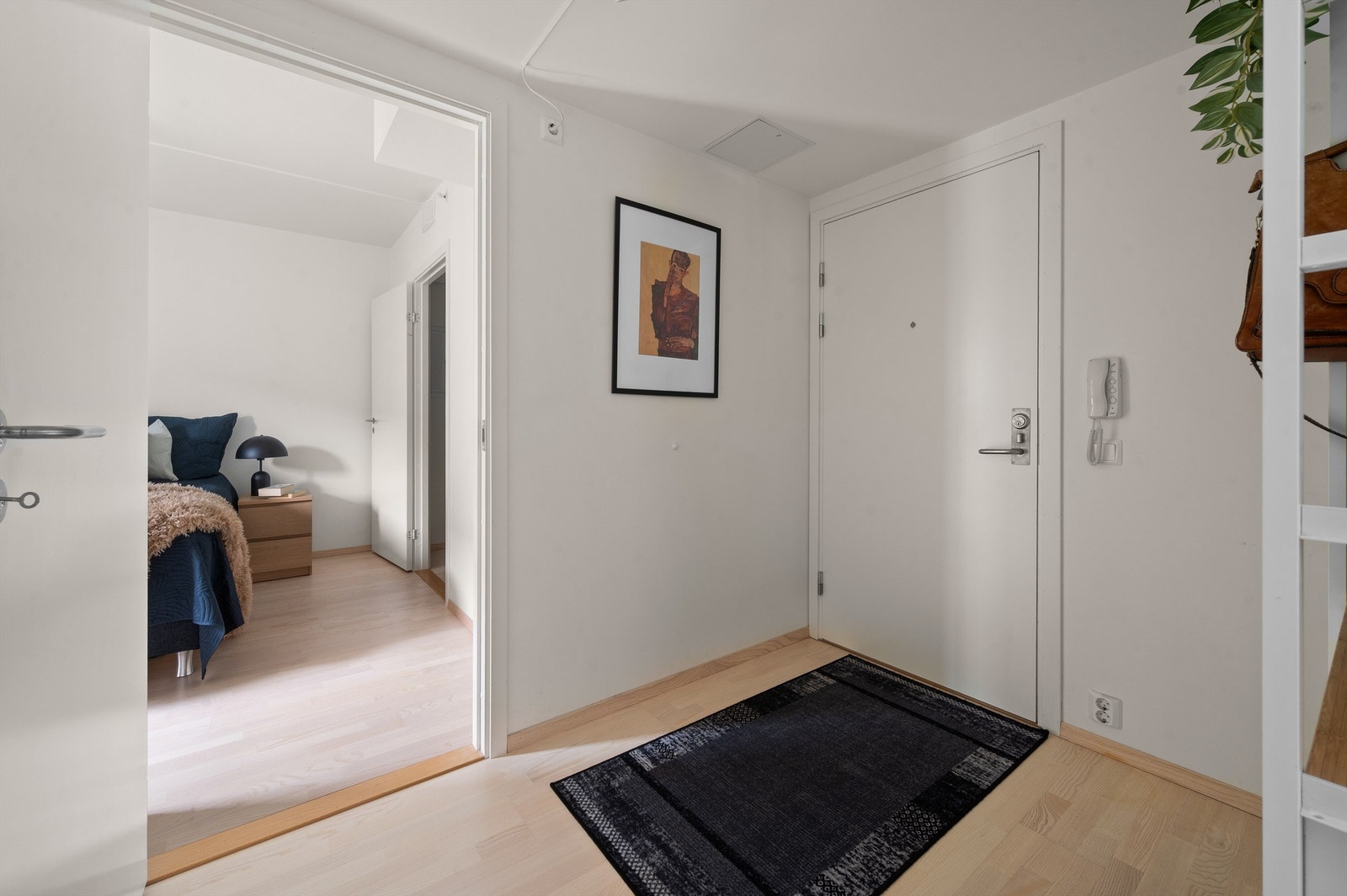 Velkommen inn! Leilighetens entré er lys og innbydende og gir et meget godt førsteinntrykk av boligen. Galleribilde