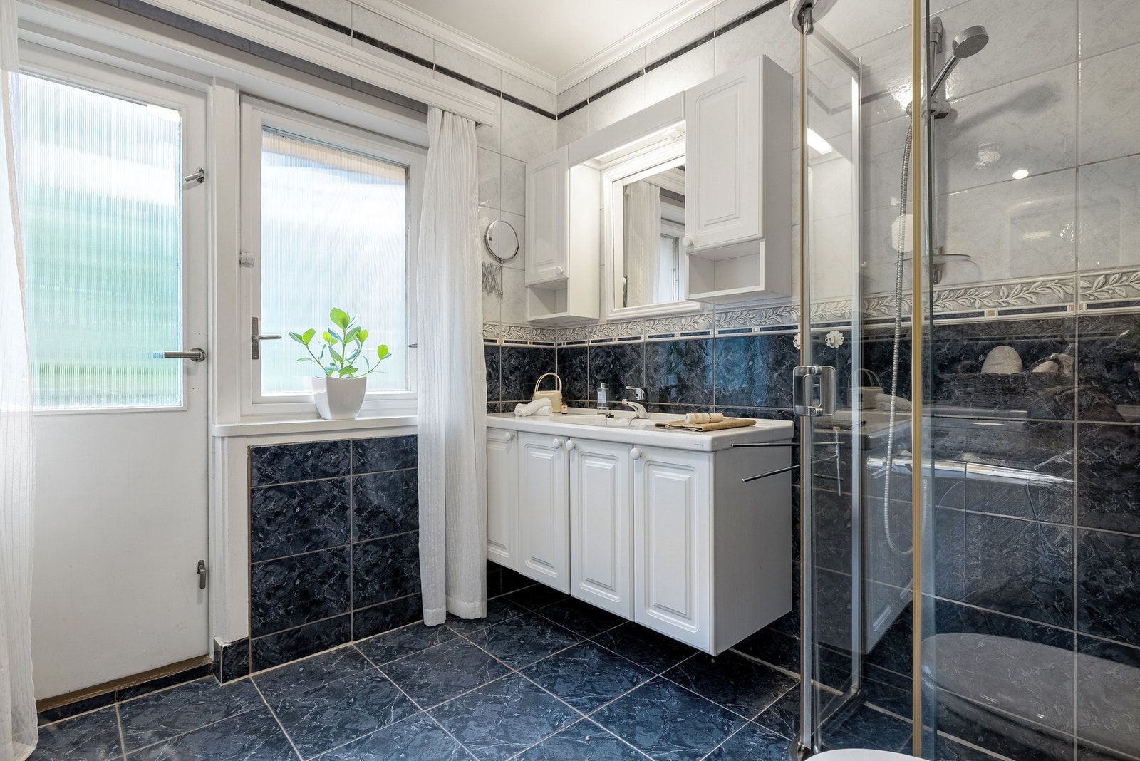 Helfliset bad av god størrelse. Med adgang til takterrassen. Galleribilde