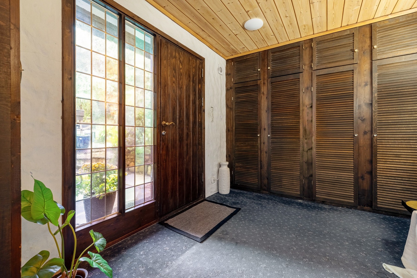 Det første som møter deg er en stor og lys entré med gode oppbevaringsmuligheter for sko og yttertøy. Galleribilde