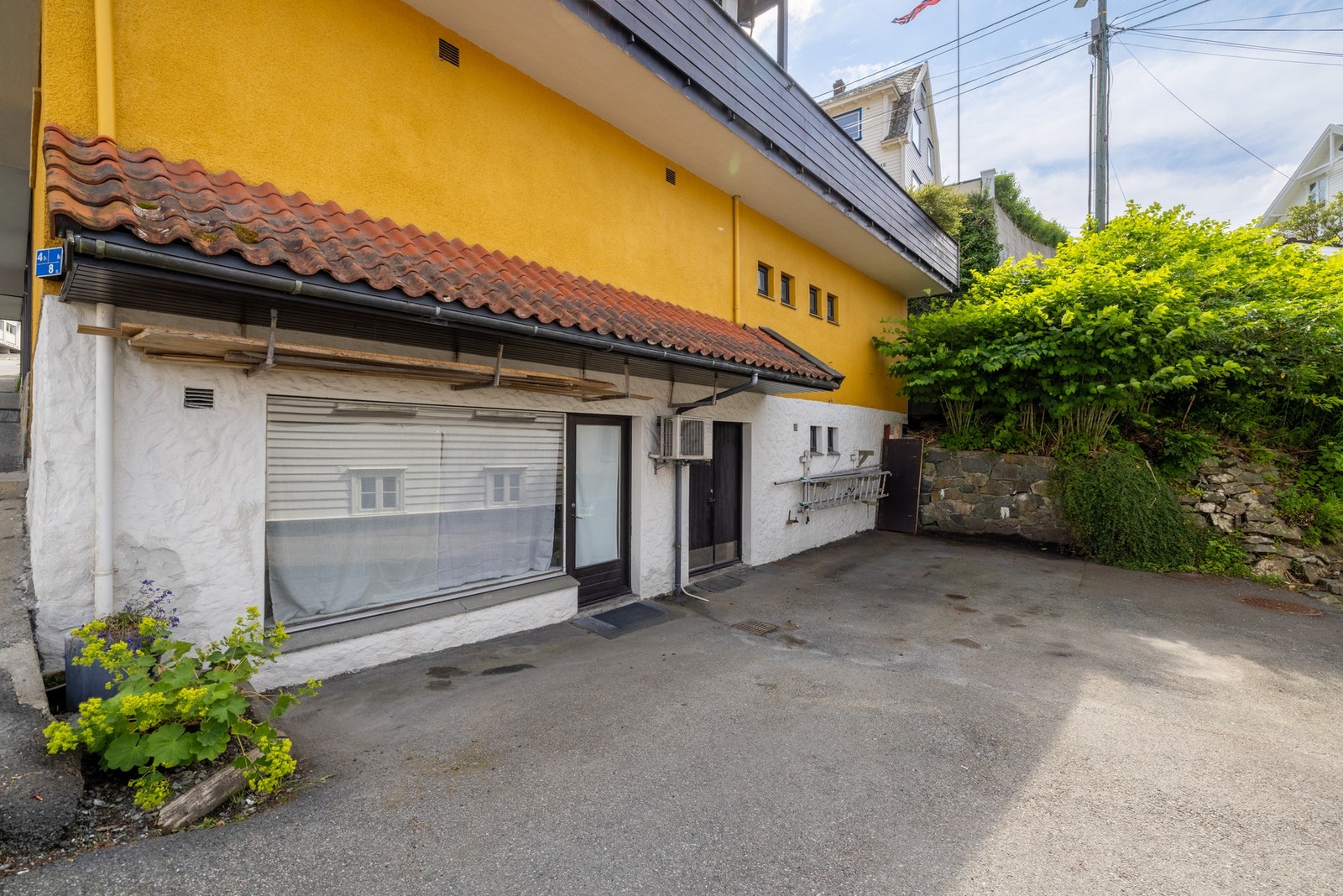 Parkeringsplass til flere biler på tomten. Galleribilde