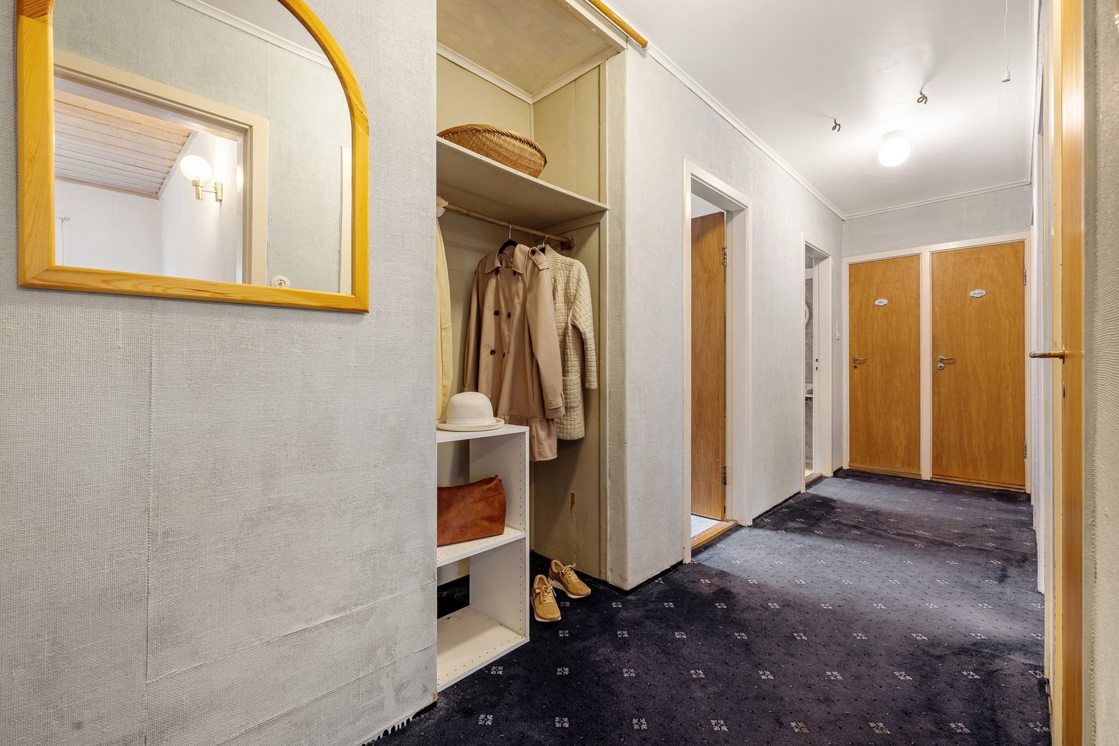 Går vi via hallen kommer vi til 4 soverom som alle er utstyrt med vask. Galleribilde