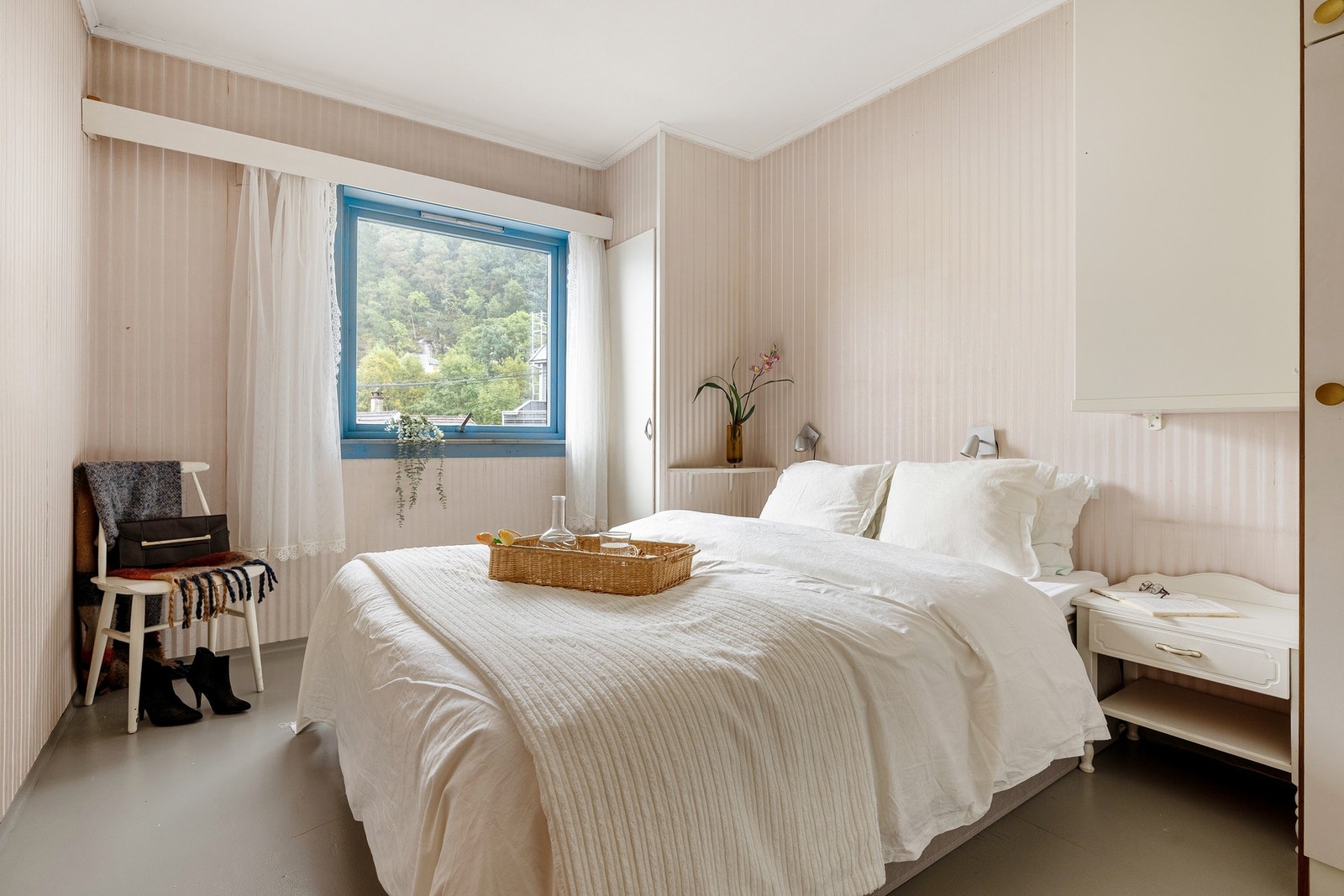 Rommet blir i dag brukt som hovedsoverom. Her er det god plass til dobbeltseng, nattbord og oppbevaring. Galleribilde