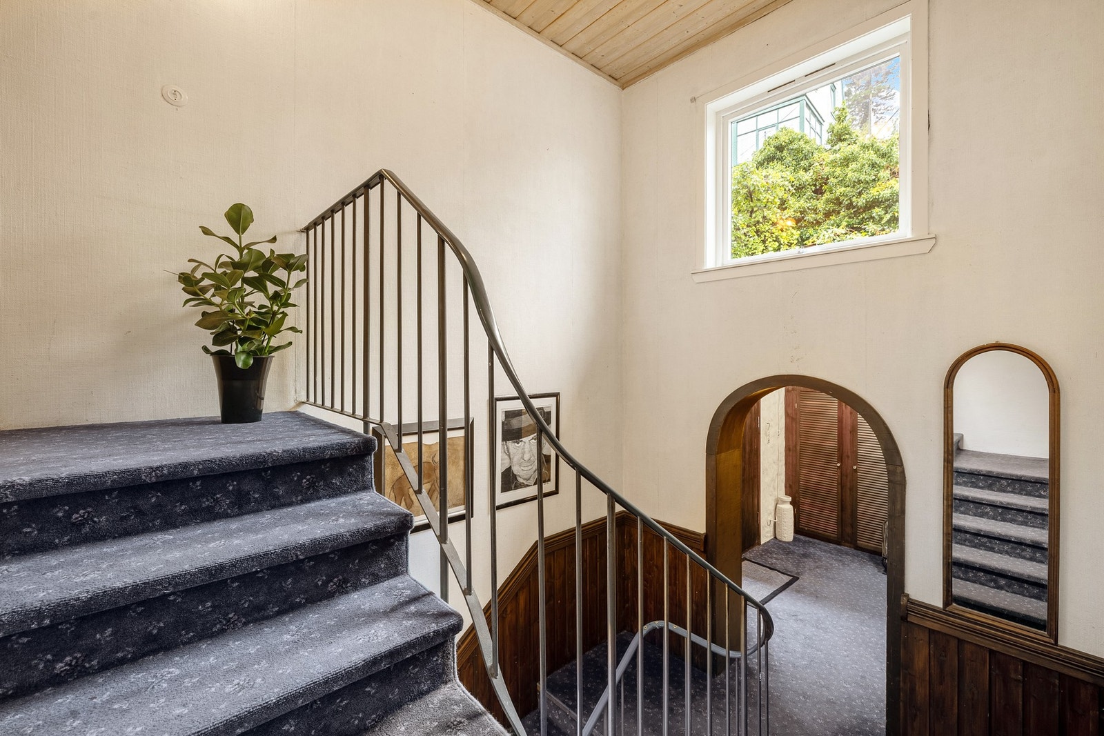 Hallen er stor og luftig, med vindu som gir rommet rikelig med naturlig lys. Galleribilde