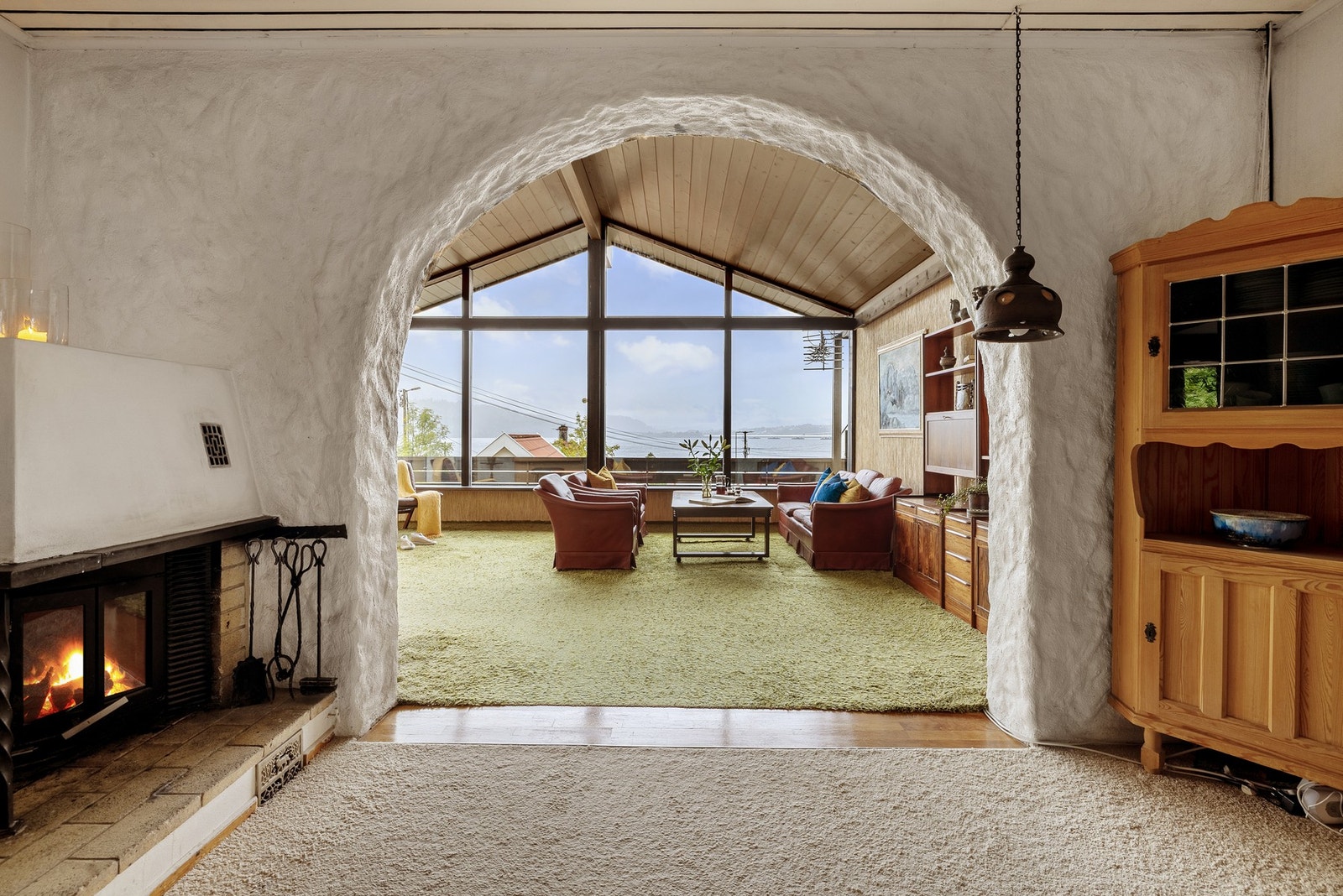 Videre inn i stuen kommer man til selve hjerte av boligen. Galleribilde