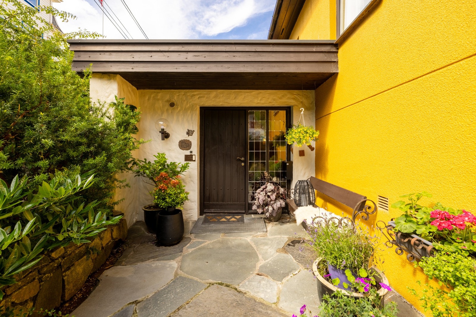 Inngangspartiet er innbydende og flott opparbeidet med planter. Galleribilde