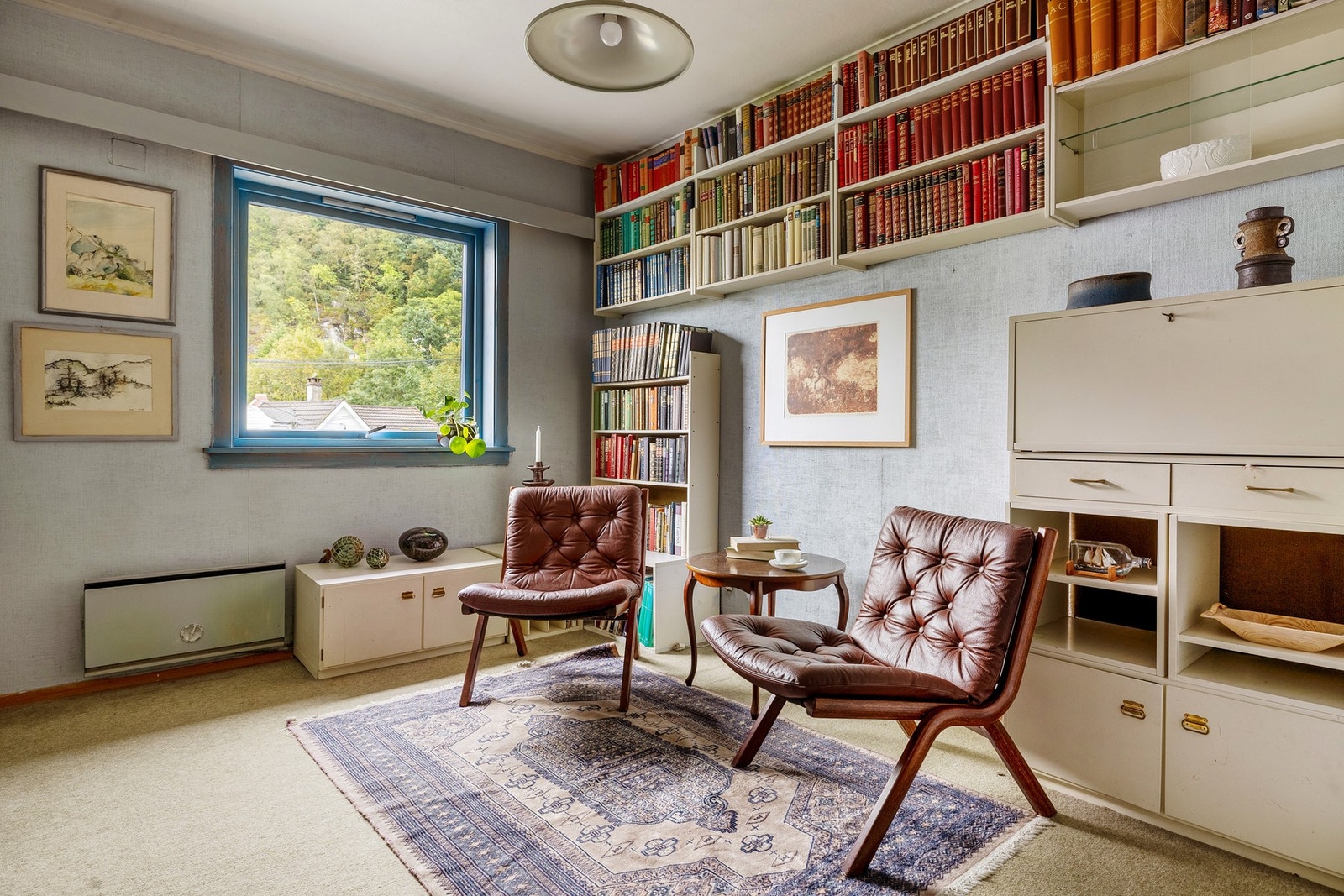 Et av boligens soverom er i dag innredet som bibliotek. Et herlig sted å trekke seg tilbake. Galleribilde