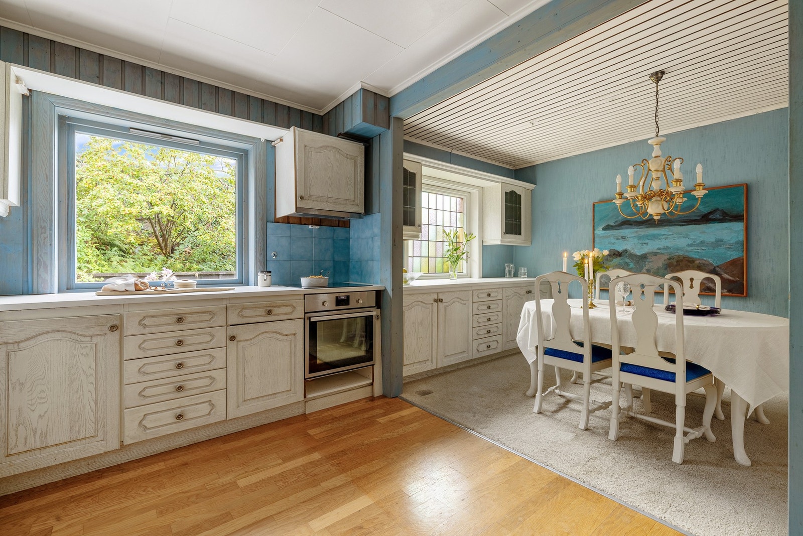 Kjøkkenet er stort og romslig, med god plass til spisebord. Galleribilde