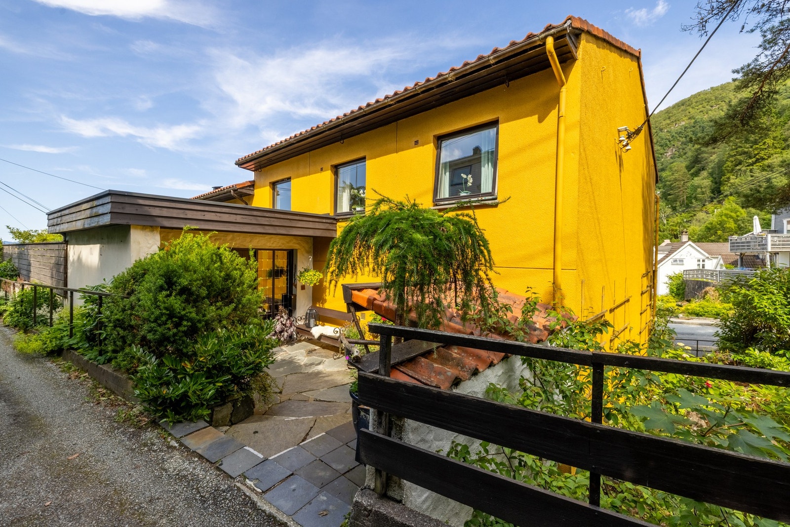 Inngangen til boligdelen finner du på baksiden av huset via privat og rolig vei. Galleribilde