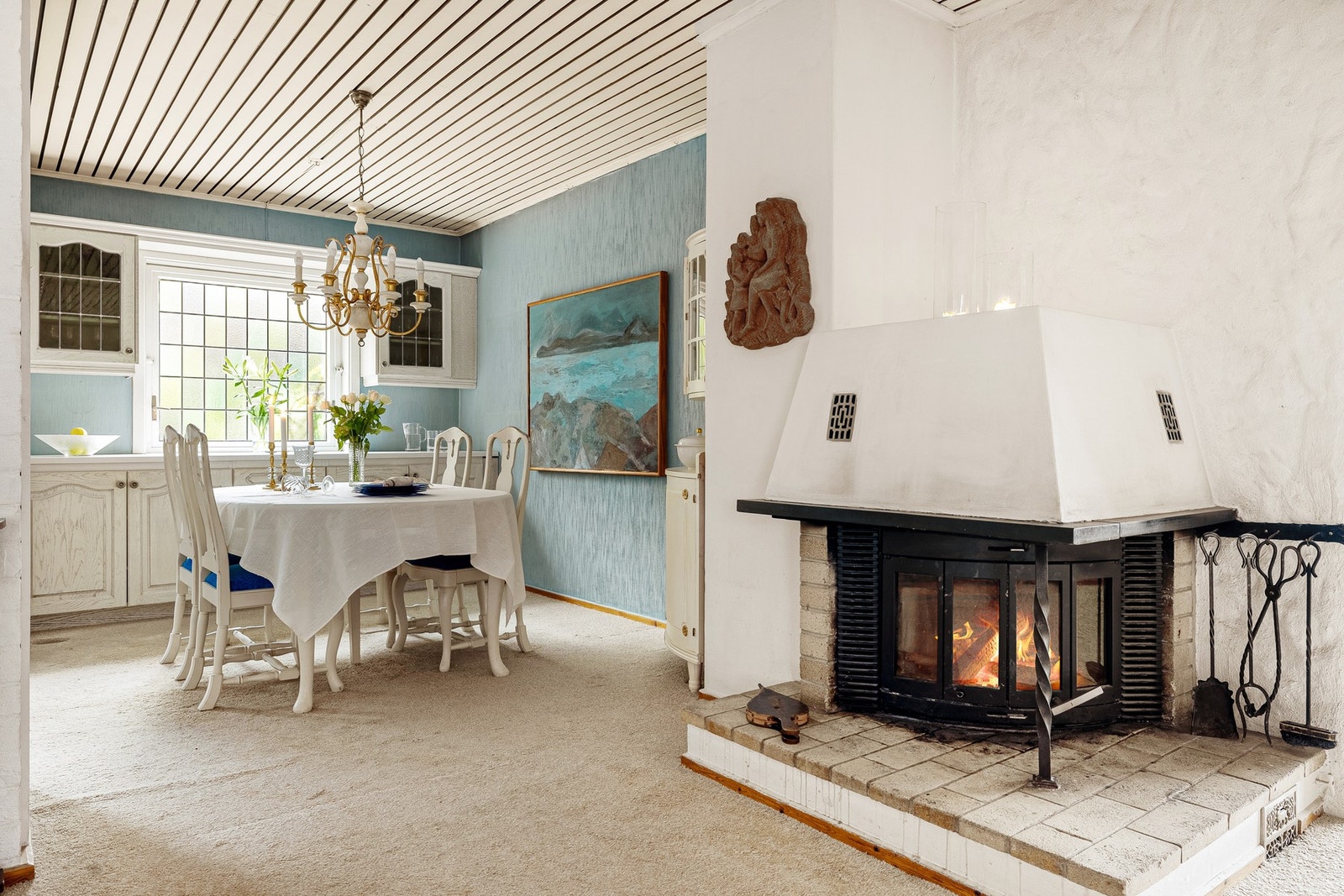 Kjøkkenet er i åpen løsning med peisestuen. Galleribilde