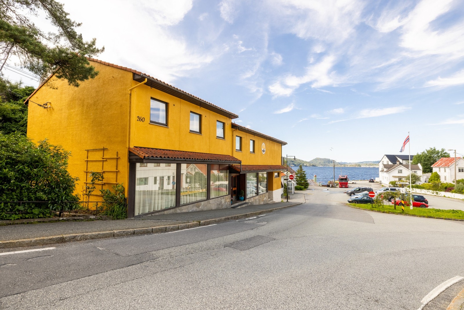 Beliggenheten er meget sentral i Salhus. Galleribilde