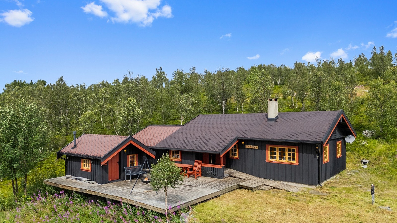 Velkommen til Skoleveien 16, presentert av Stian Konstad v/ Eiendomsmegler 1! (Foto: Interiørfoto, Haukdal) Galleribilde