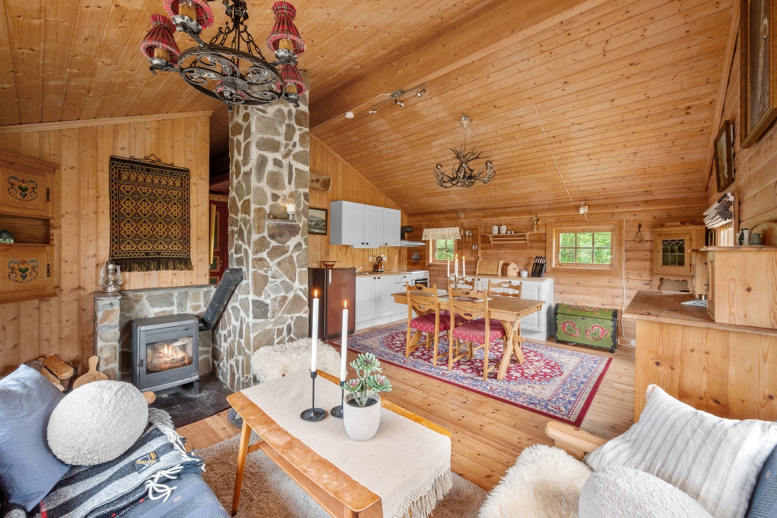 Stue og kjøkken er i åpen løsning med rom for spisegruppe. Galleribilde