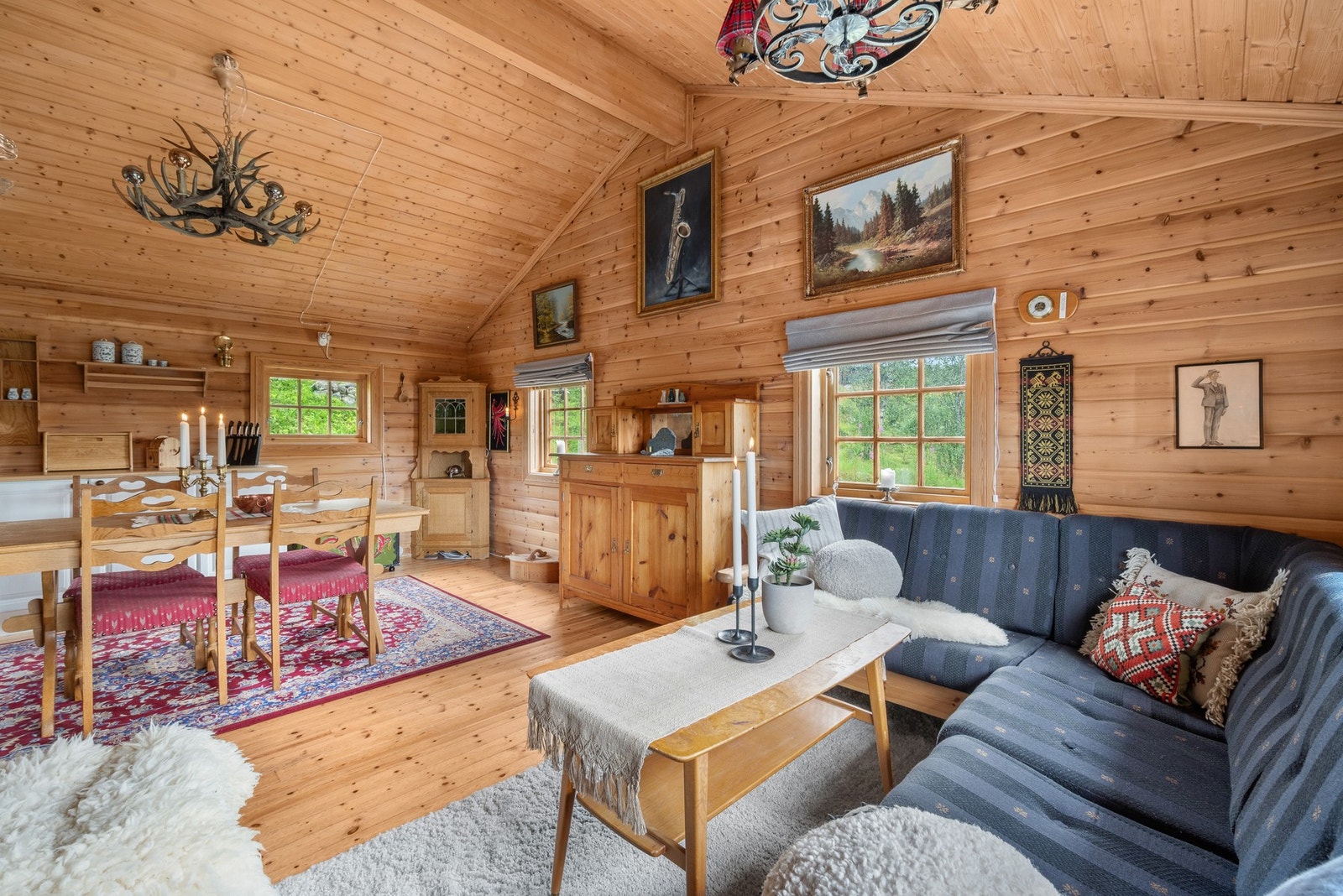 Oppholdsrommet har god takhøyde. Galleribilde