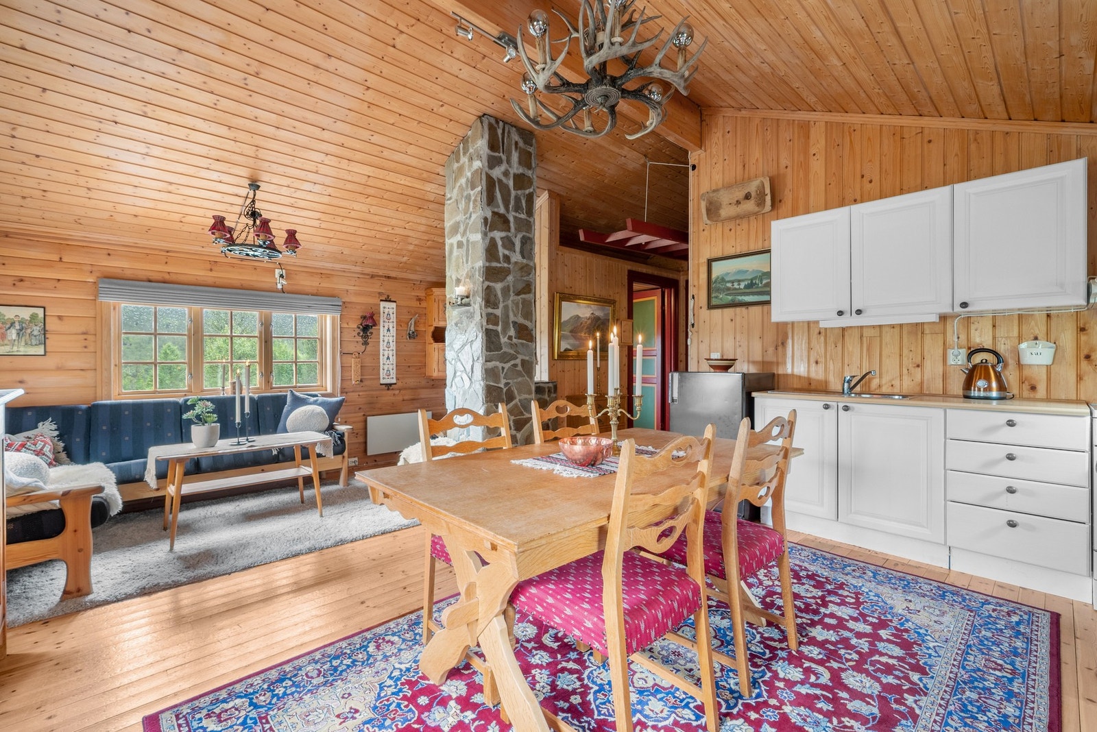 Gulvet er av lakkert furu. Galleribilde