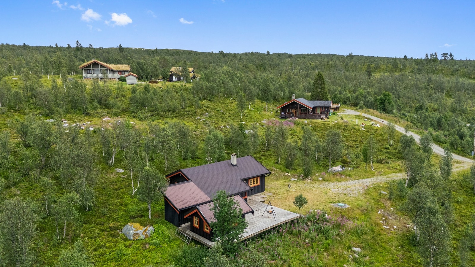 Rett utenfor hytta har man tilgang på fantastisk natur som innbyr til turer i fjellet både sommer - og vinterstid. Galleribilde