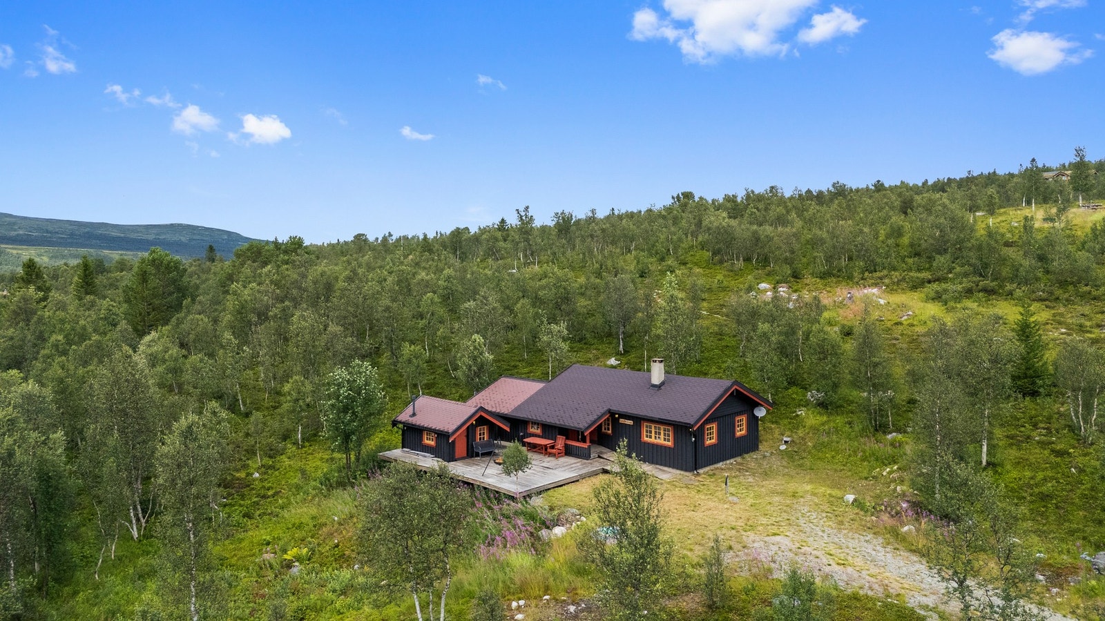 Hytta har en flott beliggenhet på Rugldalen omkranset av natur. Galleribilde