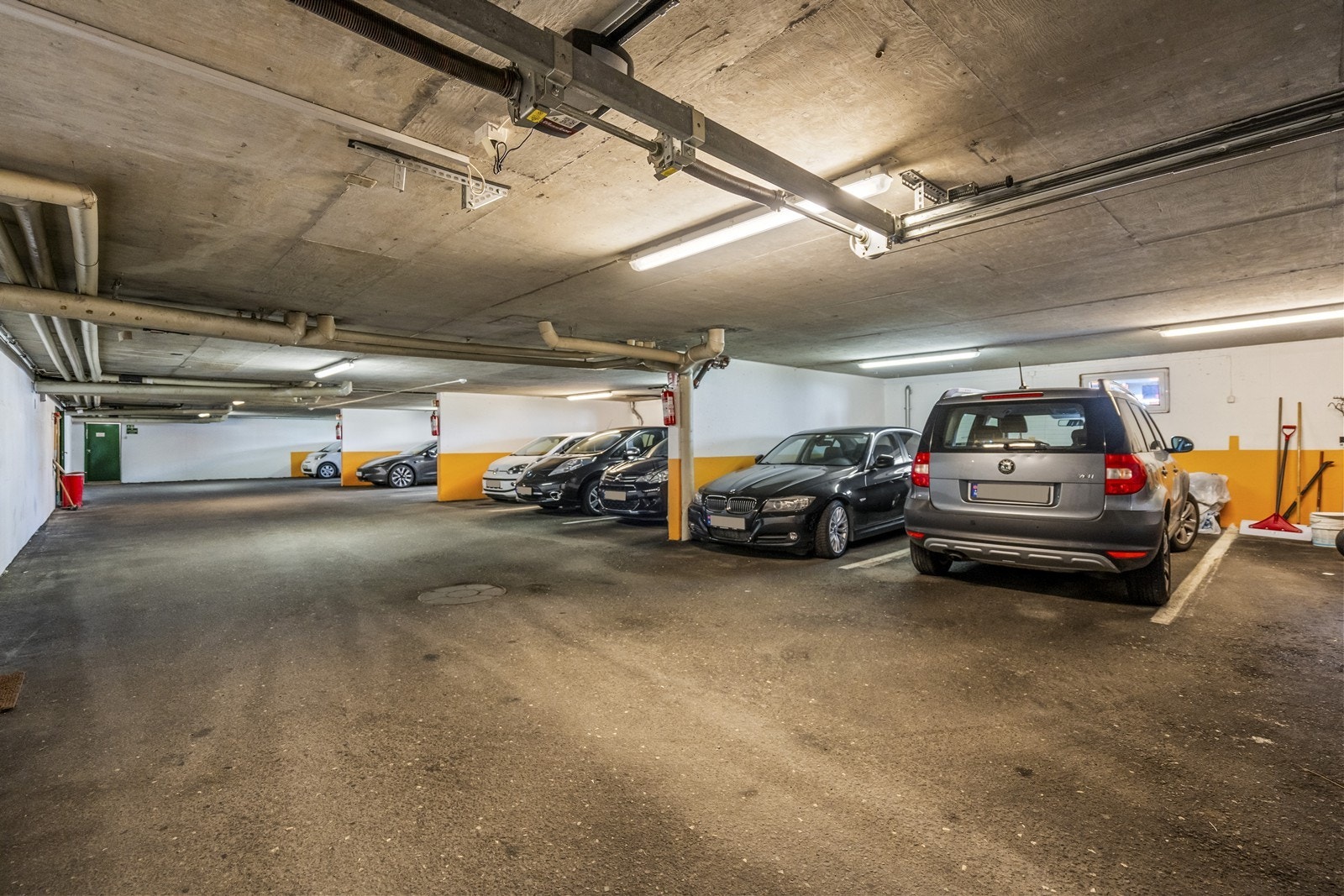 Parkeringsplass i lukket garasjeanlegg. Galleribilde