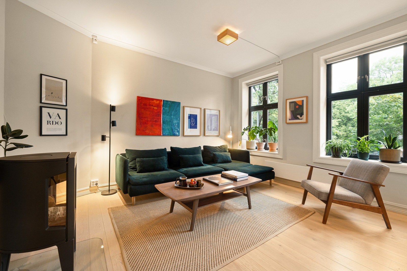 Legg merke til de store vindusflatene og den gode takhøyden, perfekte forhold for en rolig stund i stuen Galleribilde
