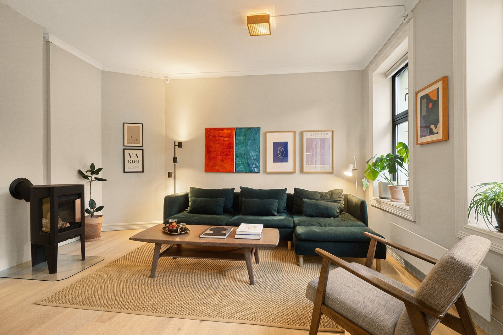 Leiligheten har velholdte flater, innbydende fargetoner og en lun atmosfære. Galleribilde