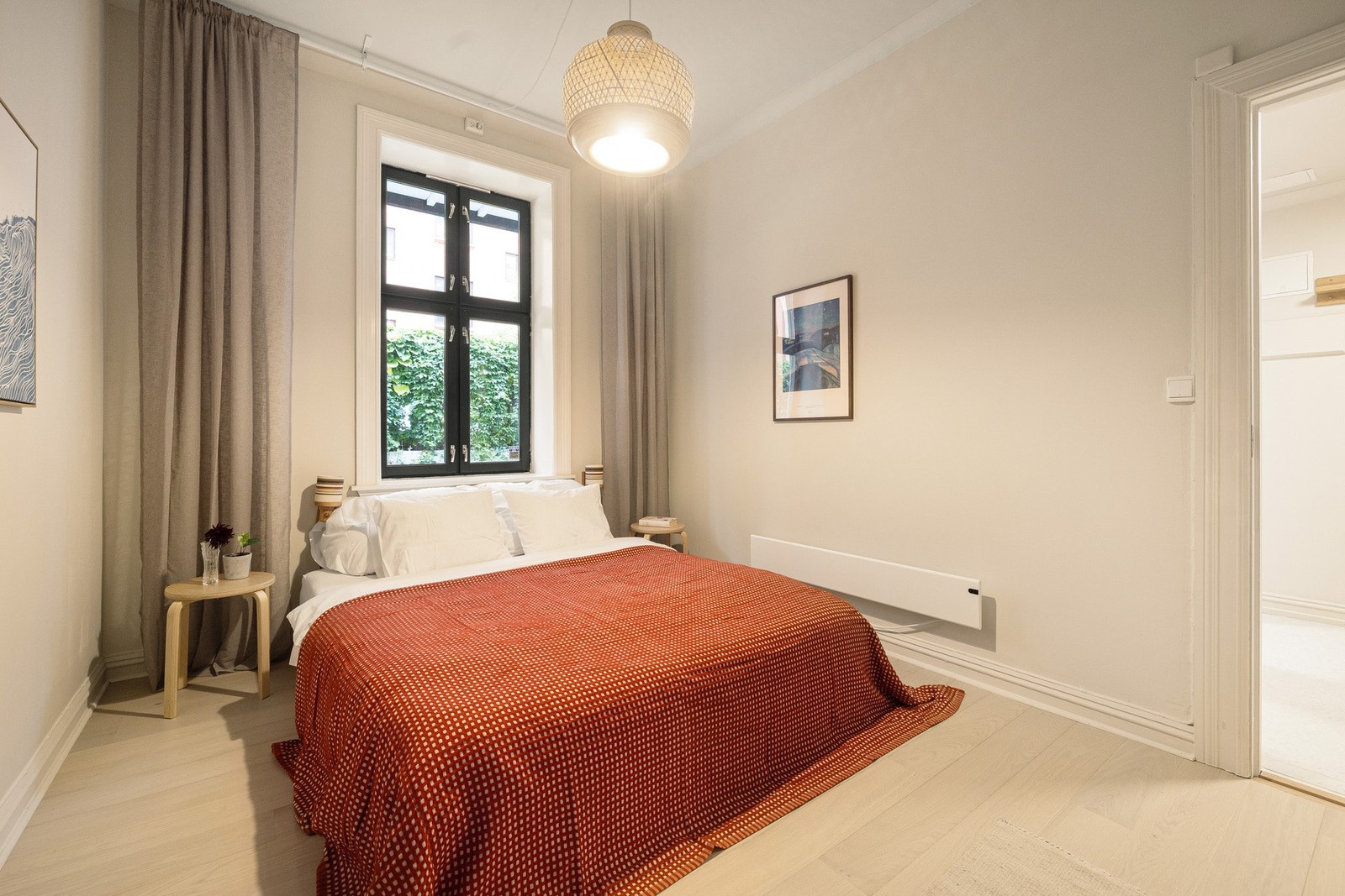 Romslig hovedsoverom som har god plass til dobbeltseng og nattbord. Galleribilde
