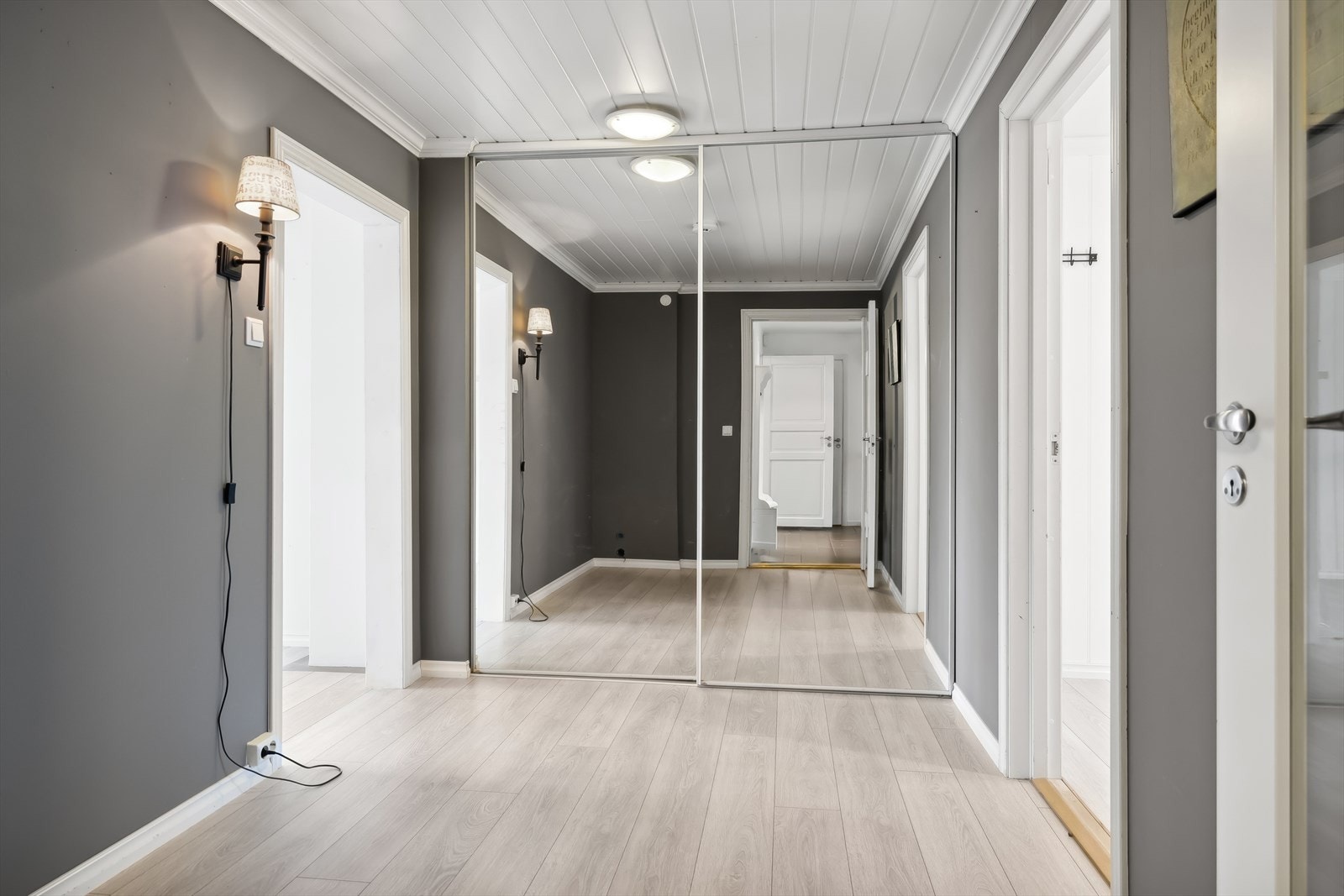 Romslig entrè og hall med skyvedørsgarderobe Galleribilde