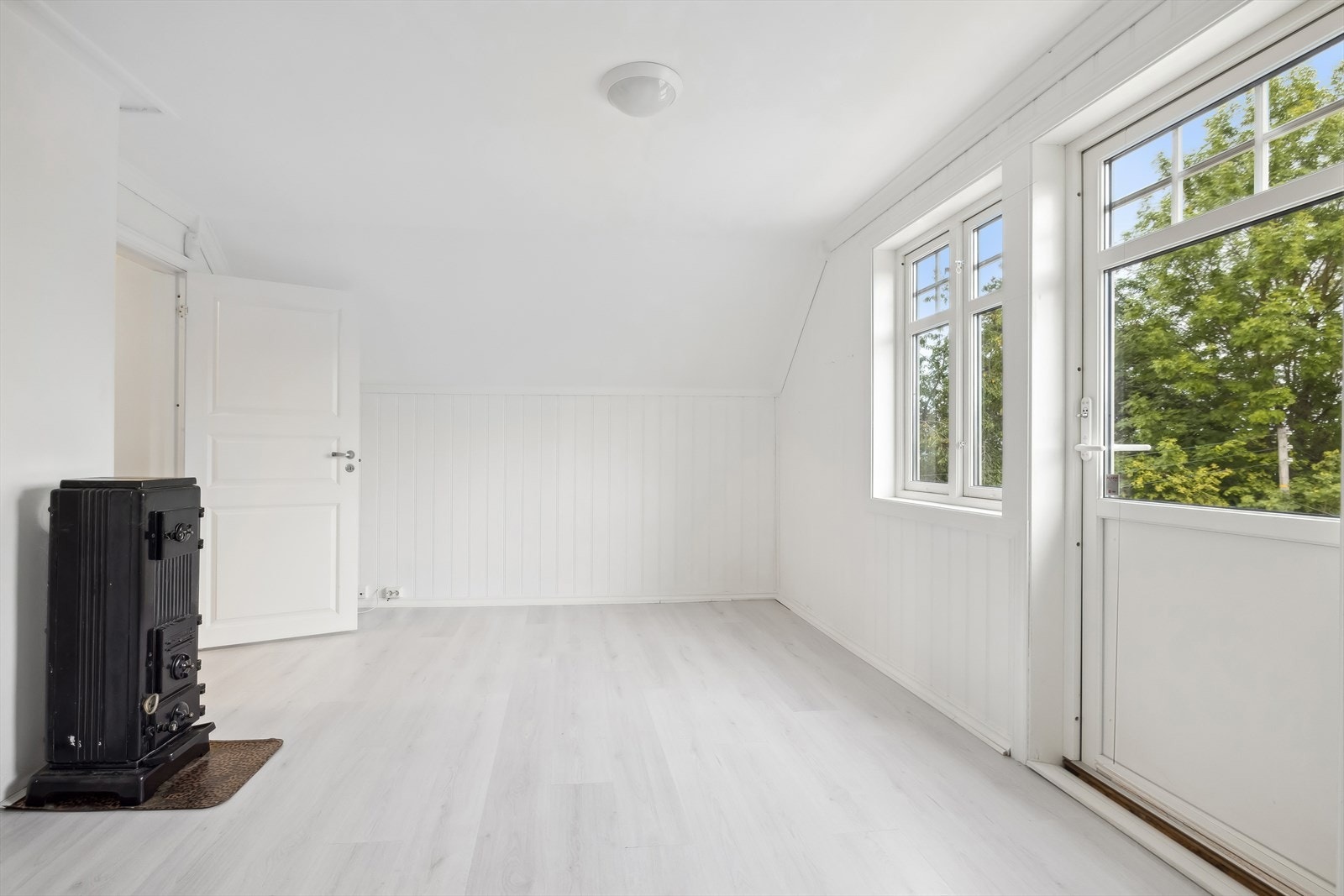 Soverom 2. etg. med vedovn, integrert garderobeskap, samt utgang til balkong. Galleribilde